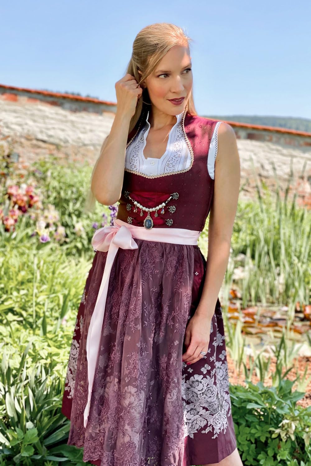 Edelnice Trachtenmode Exklusives Designer Stehkragen Midi Dirndl Stella inkl. Spitzen Dirndlschürze und Charivari
