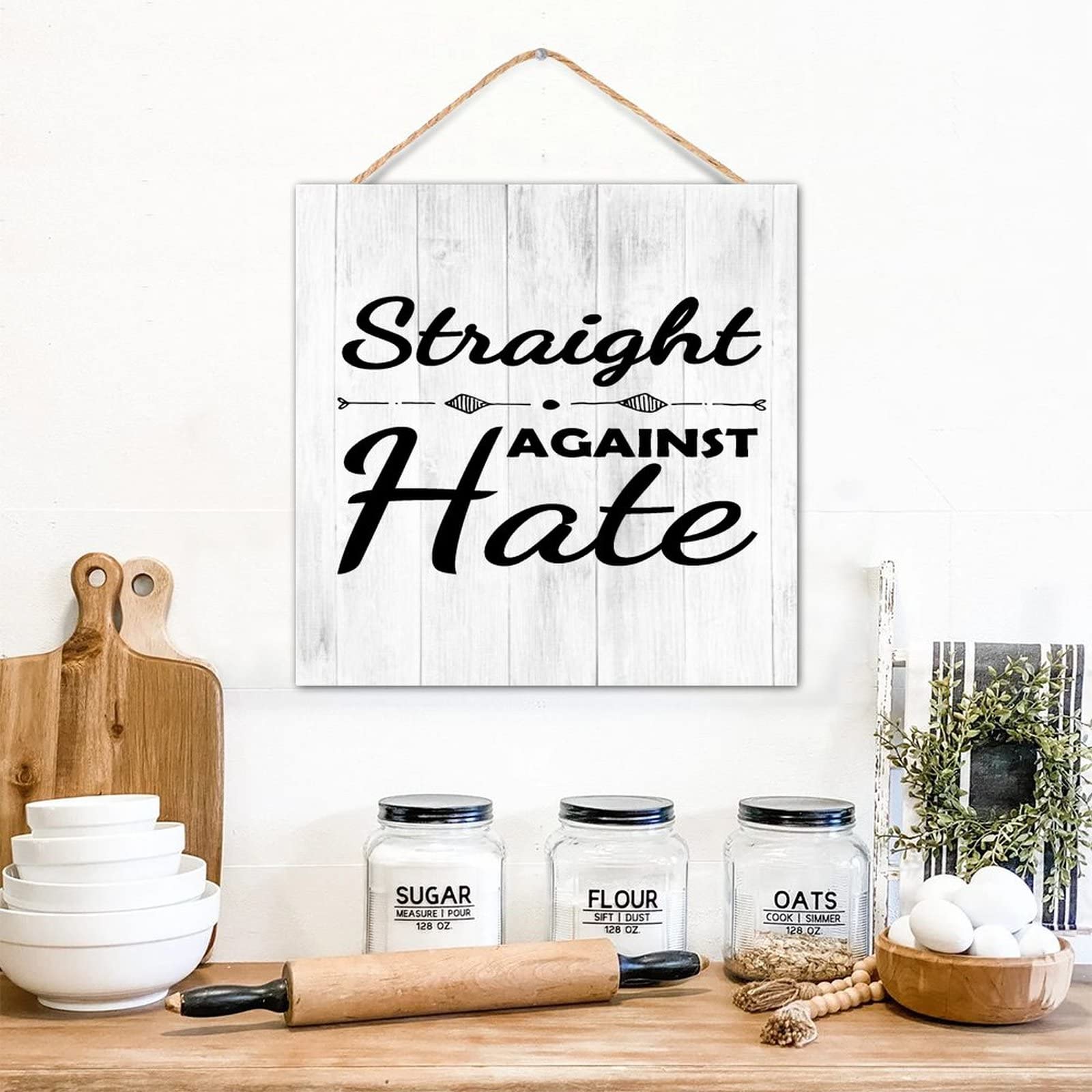 Panneau de bois Straight Against Hate pour sublimer une étagère vide
