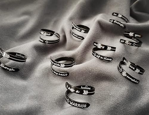 Miniatura 5 de Anillo negro de apertura ajustable de acero inoxidable con apertura que nunca te rindas, joyería inspiradora apilable, bonita banda de hiphop