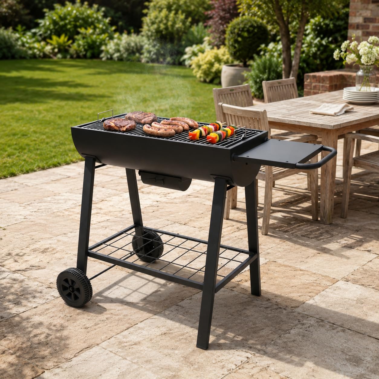 Barbacoa de Carbón con Ruedas y Bandeja Recogecenizas – Parrilla de Acero con Recubrimiento Resistente, Superficie Amplia, Estante Inferior, Mesa Lateral y Patas Antideslizantes para Jardín y Terraza