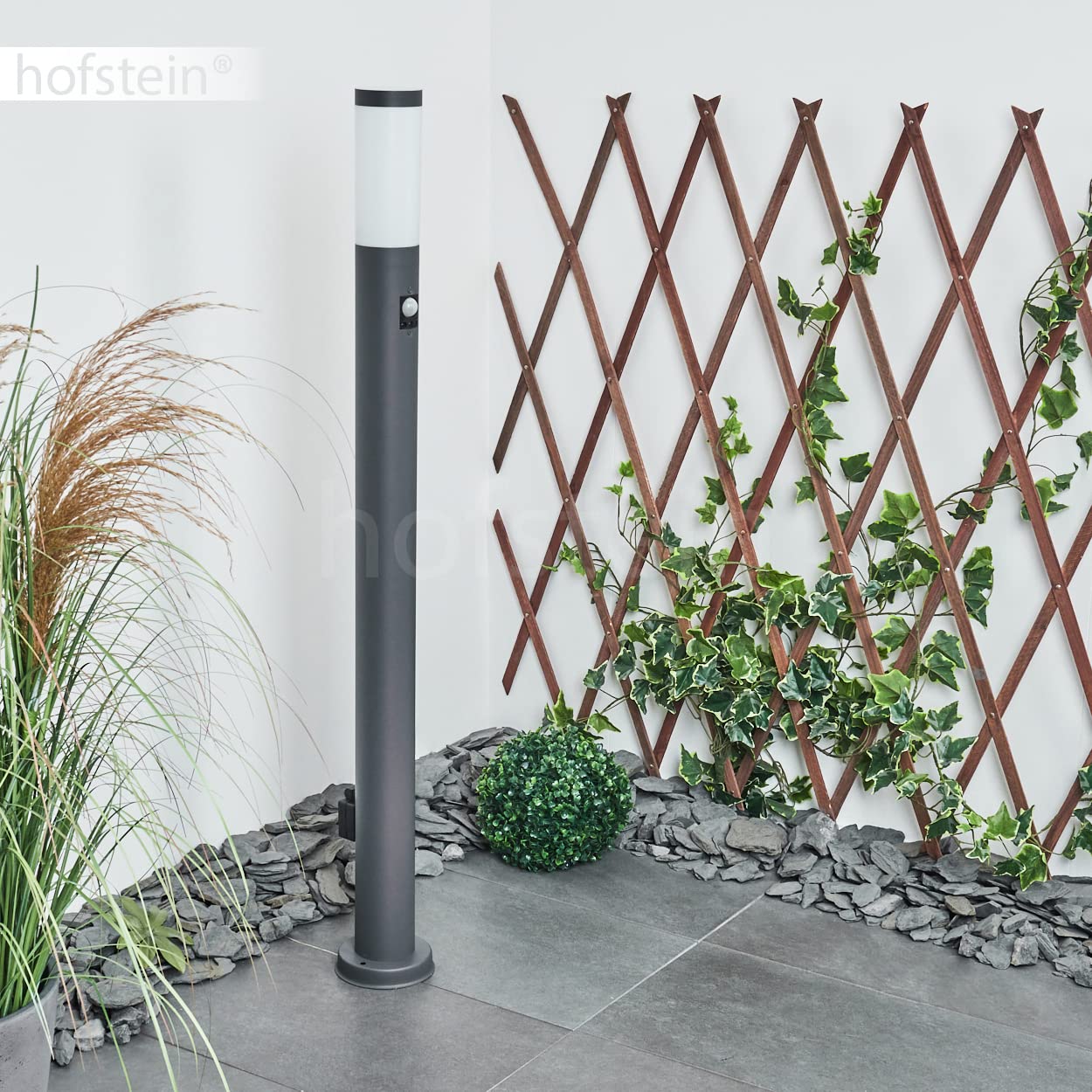 Lampa zewnętrzna Sessa z czujnikiem ruchu i gniazdem, lampa na podstawie z metalu/plastiku w kolorze antracytowym/białym, oświetlenie ścieżki 110cm, lampa ogrodowa E27, IP44, bez żarówki