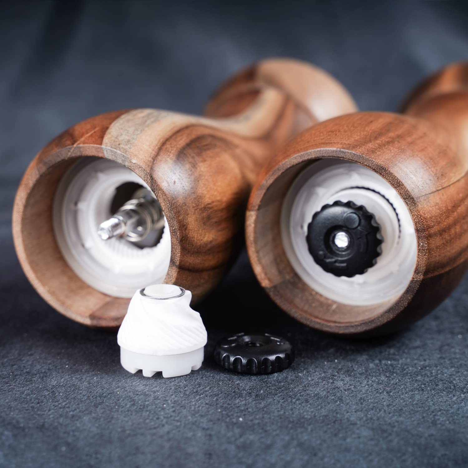 Set Macina Sale e Pepe con Vassoio per Macinino, Set di 2 Macina Sale e Pepe con Macinino in Ceramica Legno di Acacia, Altezza 15,5 cm, Diametro 6 cm