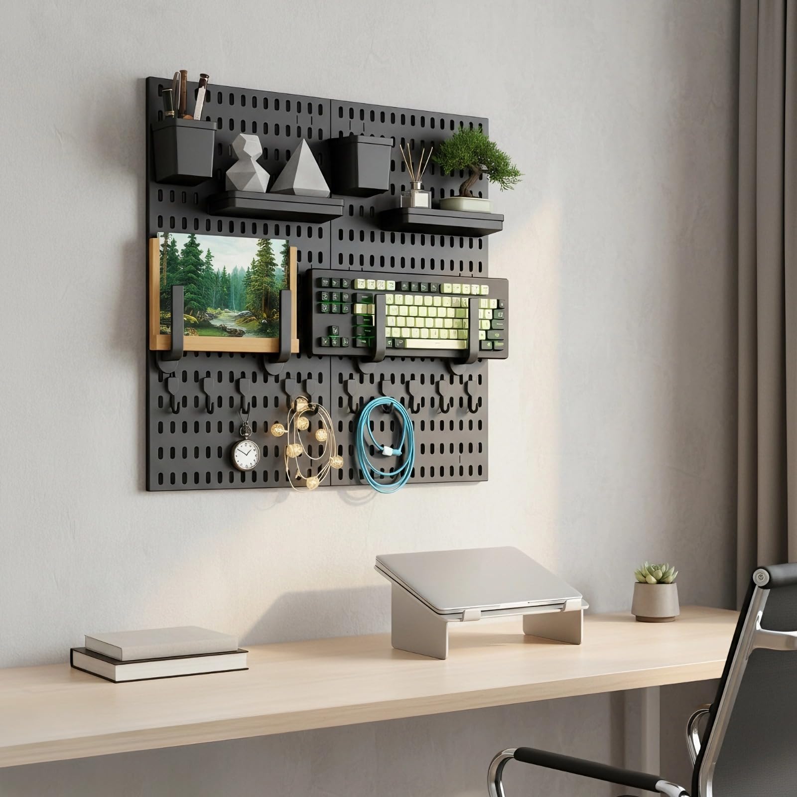 Lot de 4 tableaux perforés muraux peu encombrants avec 4 panneaux perforés, 14 crochets, 4 étagères pour le bureau à domicile