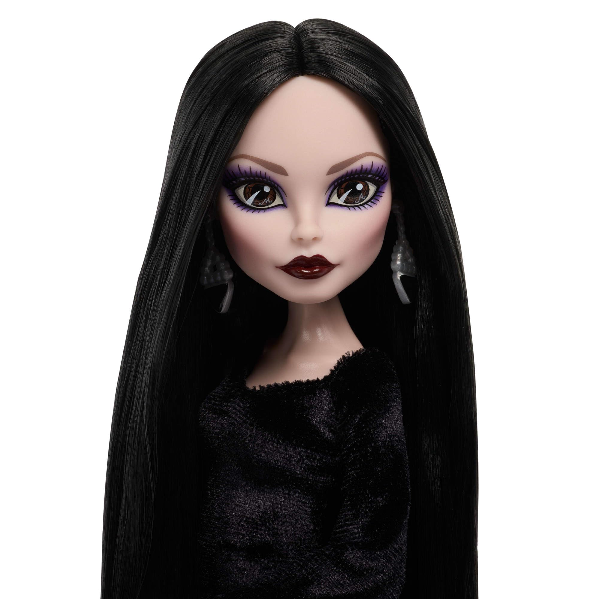 Monster High x Miércoles Muñeca Coleccionable de Morticia Addams con Vestido de Terciopelo Negro y carmesí con Joyas, Tacones inspirados en la Serie y Soporte para la muñeca, JLK99