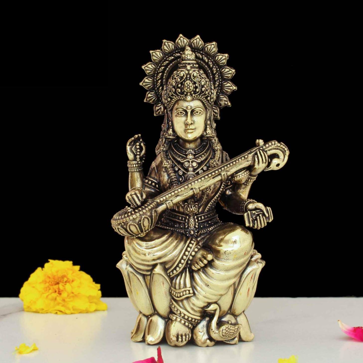 INDICAST Statua artigianale in ottone della dea Saraswati, per tempio domestico, statuetta Maa Saraswati, idolo Murti, simbolo di apprendimento e creatività (peso: 200 gm)