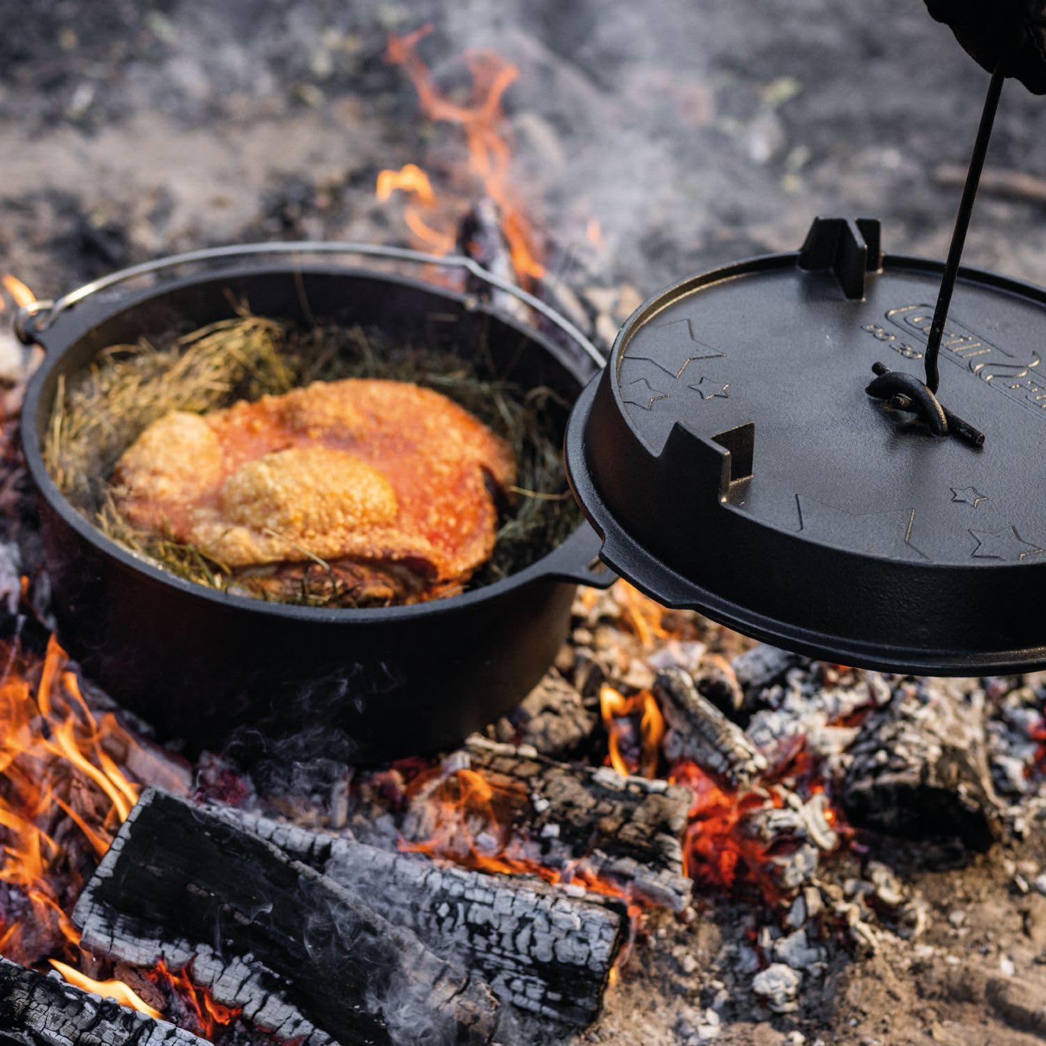 Grillfürst Dutch Oven Set ca. 6 Liter - stabil stehender Feuertopf durch spezielle T-Füße, hitzebeständiger Gusseisen Topf, Deckel als Pfanne nutzbar, DO 6 inkl. Deckelheber 35cm