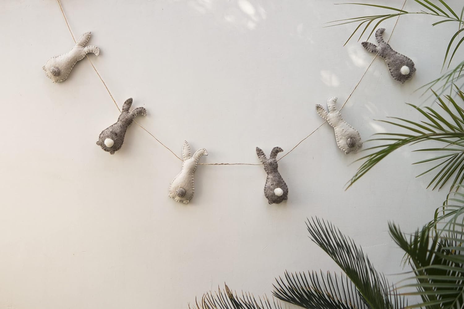 De Kulture Handmade Felt Easter Stuffed Bunny Garland (Grey and Off-White)