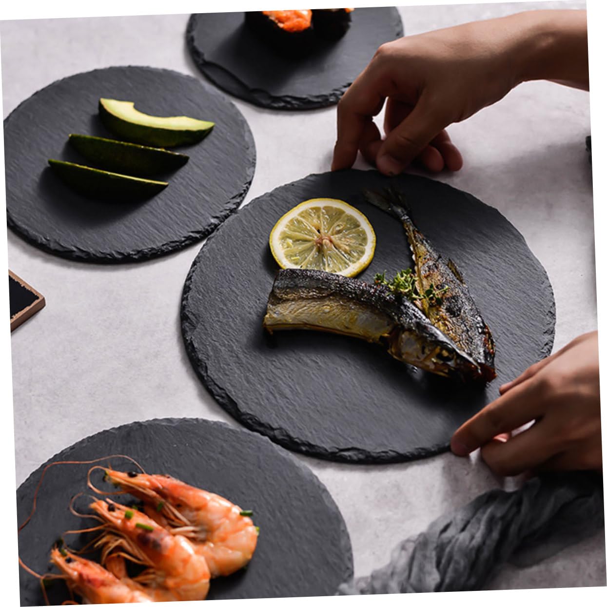Alipis Plato de Piedra Redondo Negro para Servir y Almacenar Alimentos | Pizarra Natural, Estilo Chic Rústico Creativo, Uso en Desayuno y Bistec para Hogar y Restaurante Occidental