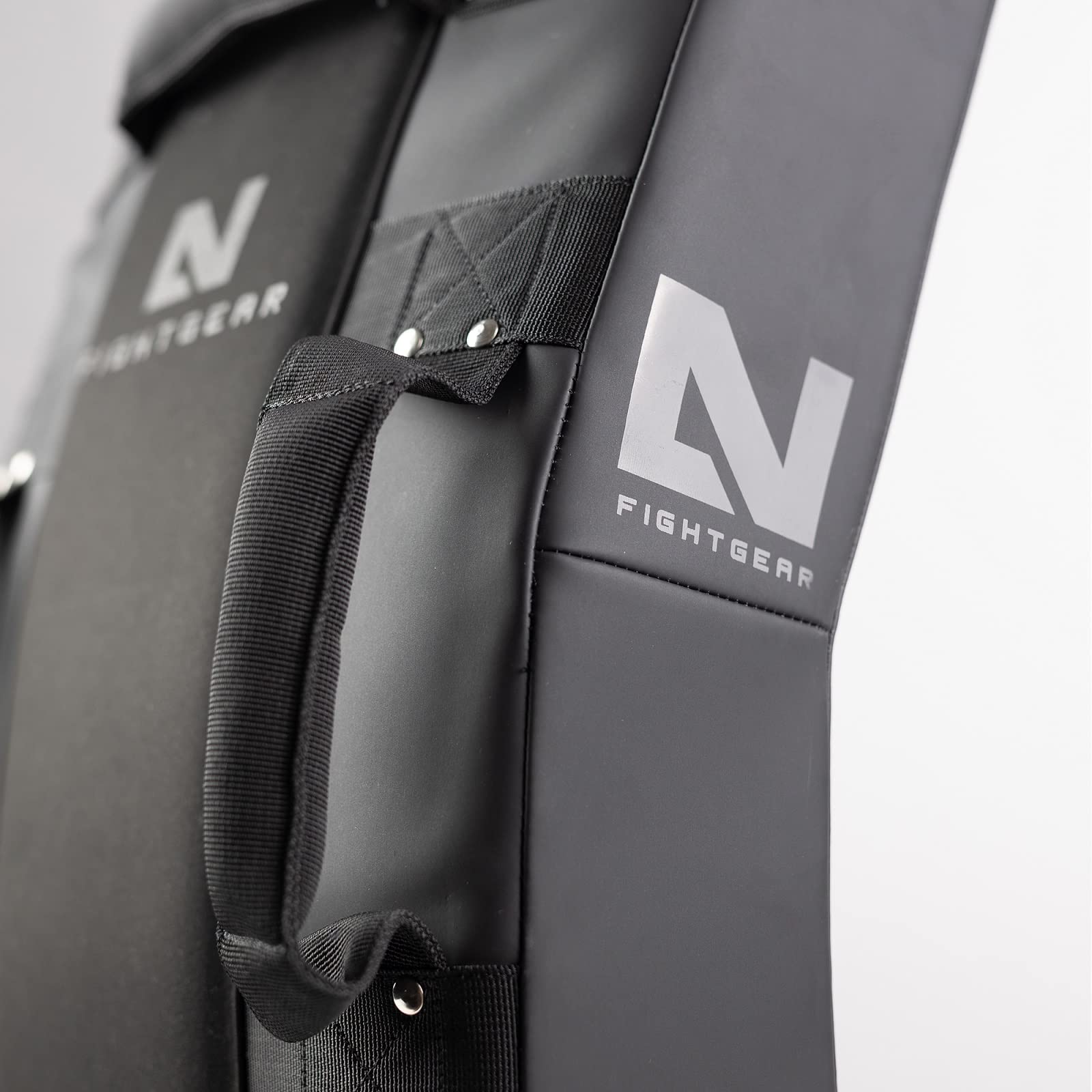 LNX Schlagpolster Pratze Ultimatte gebogen - Mattschwarz Ultimatte Black XL Stoßkissen Pratze für Kickbox- Muay Thai Training usw.