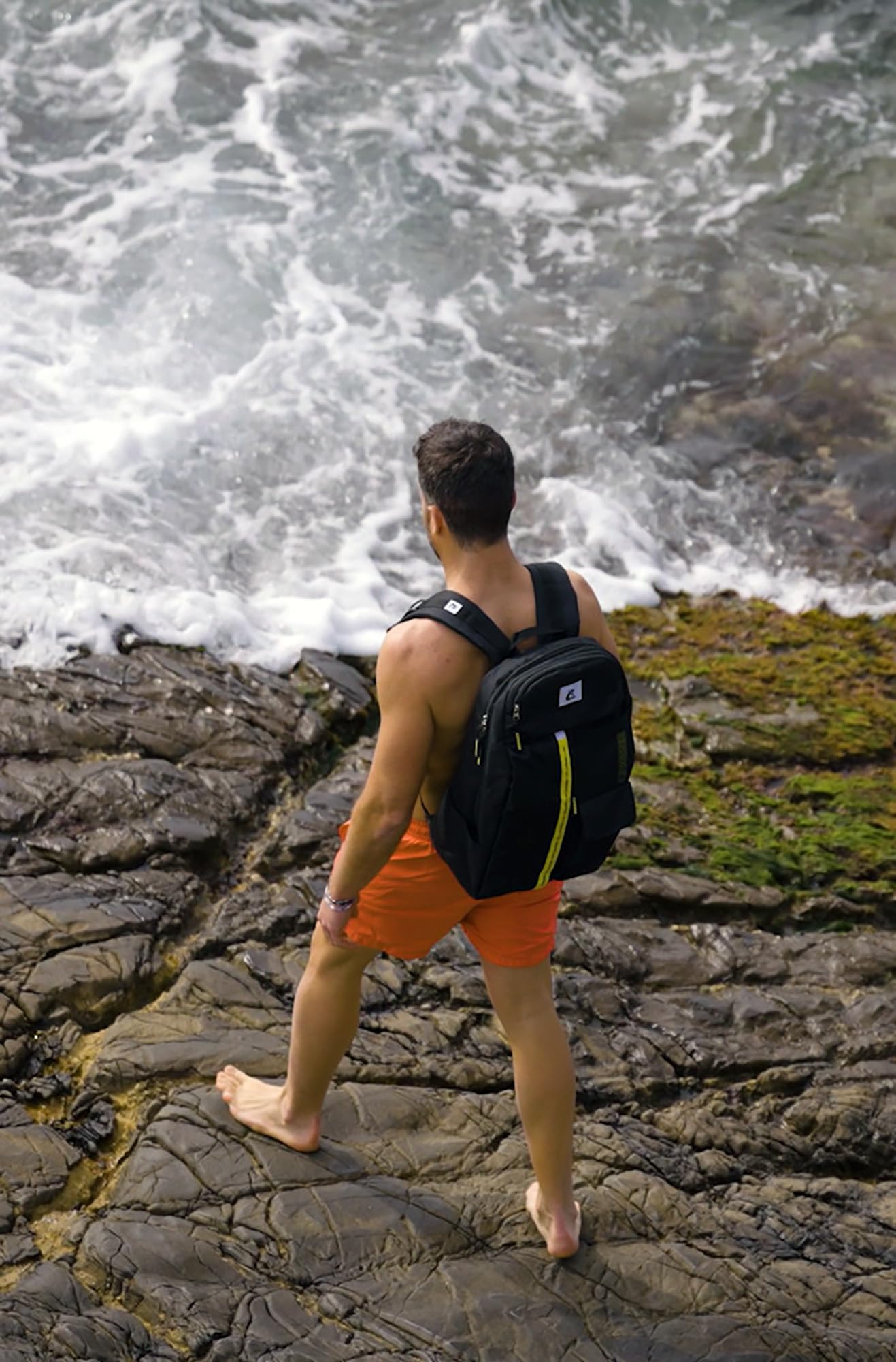 Cressi Depuis 1946-Leon Backpack-Sac à Dos Unisex Pratique et Fonctionnel Permet d'être Prêt à Tout, d'une Plongée Improvisée à Une Séance Rapide à la Salle de Sport ou à l'Étude, Noir/Jaune 22 L