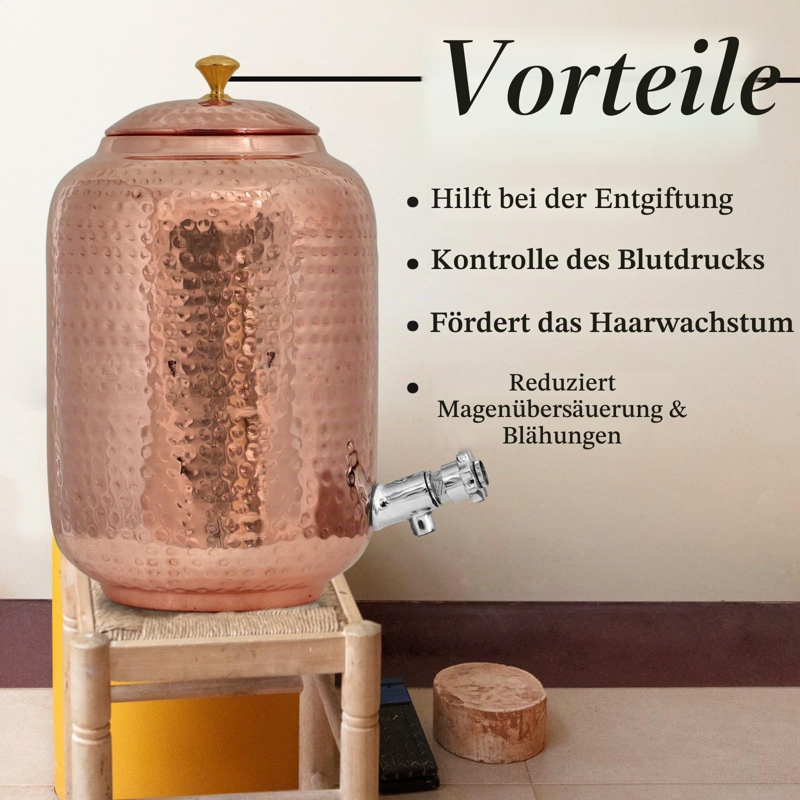 Kupfer-Wasserspender 30 Liter / 8 Gallonen und 2 Gläser mit Wasserflaschen-Set, handgehämmert, ayurvedische Hydratation zum Trinken
