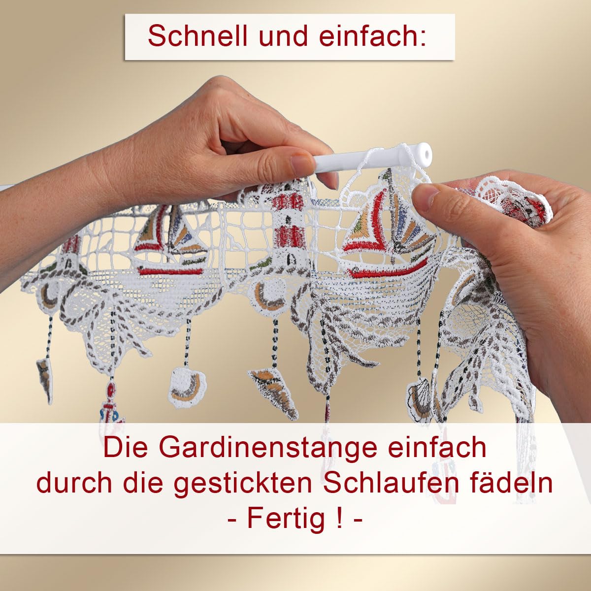 Maritime Feenhaus-Scheibengardine Meeresbrise | Badgardine mit Strandfeeling aus Vogtländischer Spitze - Kunstvoll gesticktes Urlaubsflair mit Leuchtturm, Segelboot, Muscheln Höhe x Breite 19 x 55 cm