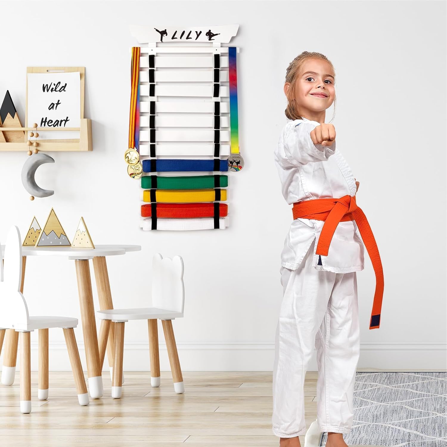 Support de présentation pour 12 ceintures de karaté avec autocollants, support de ceinture d'arts martiaux, ceinture de taekwondo, Jiu Jitsu, BJJ, support à suspendre pour enfants et adultes