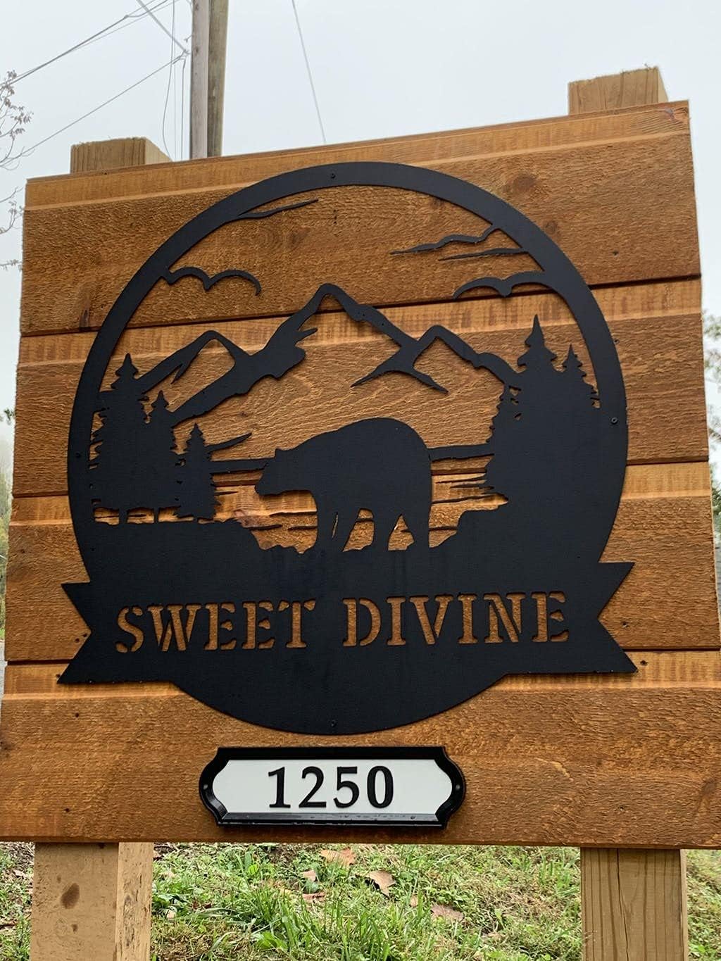 RealSteel Personalized Bear Family Metal Sign – Custom Mountain Scene Monogram Wall Art, Circular Outdoor Steel Decor for Porch, Patio, Cabin, Lodge & Garden – Rustic Personalized Gift