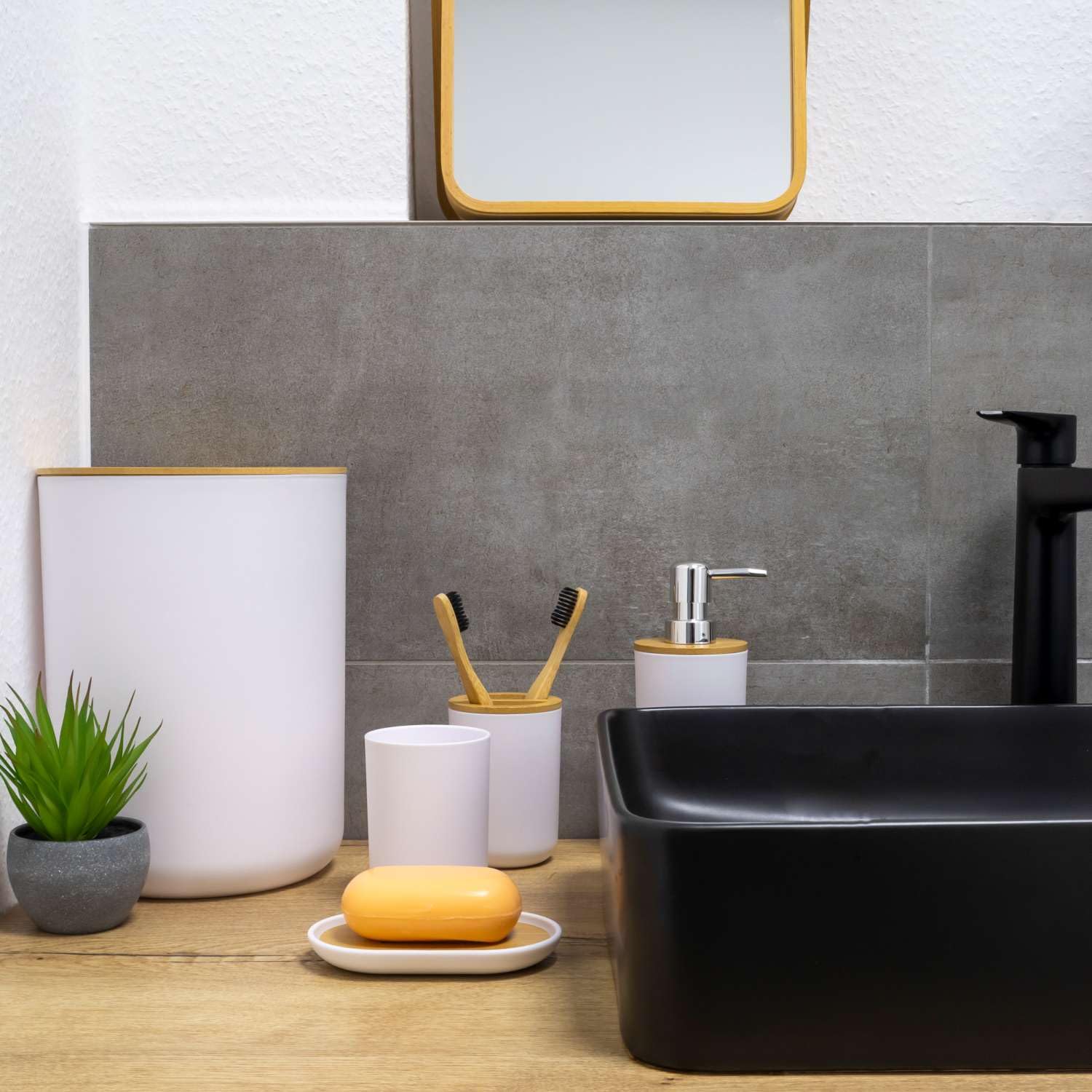 Intirilife set di accessori per il bagno in bambù e plastica in bianco - set da 6 pezzi tumbler per spazzolino da denti tumbler per portasapone dispenser per sapone spazzolino da bagno con supporto
