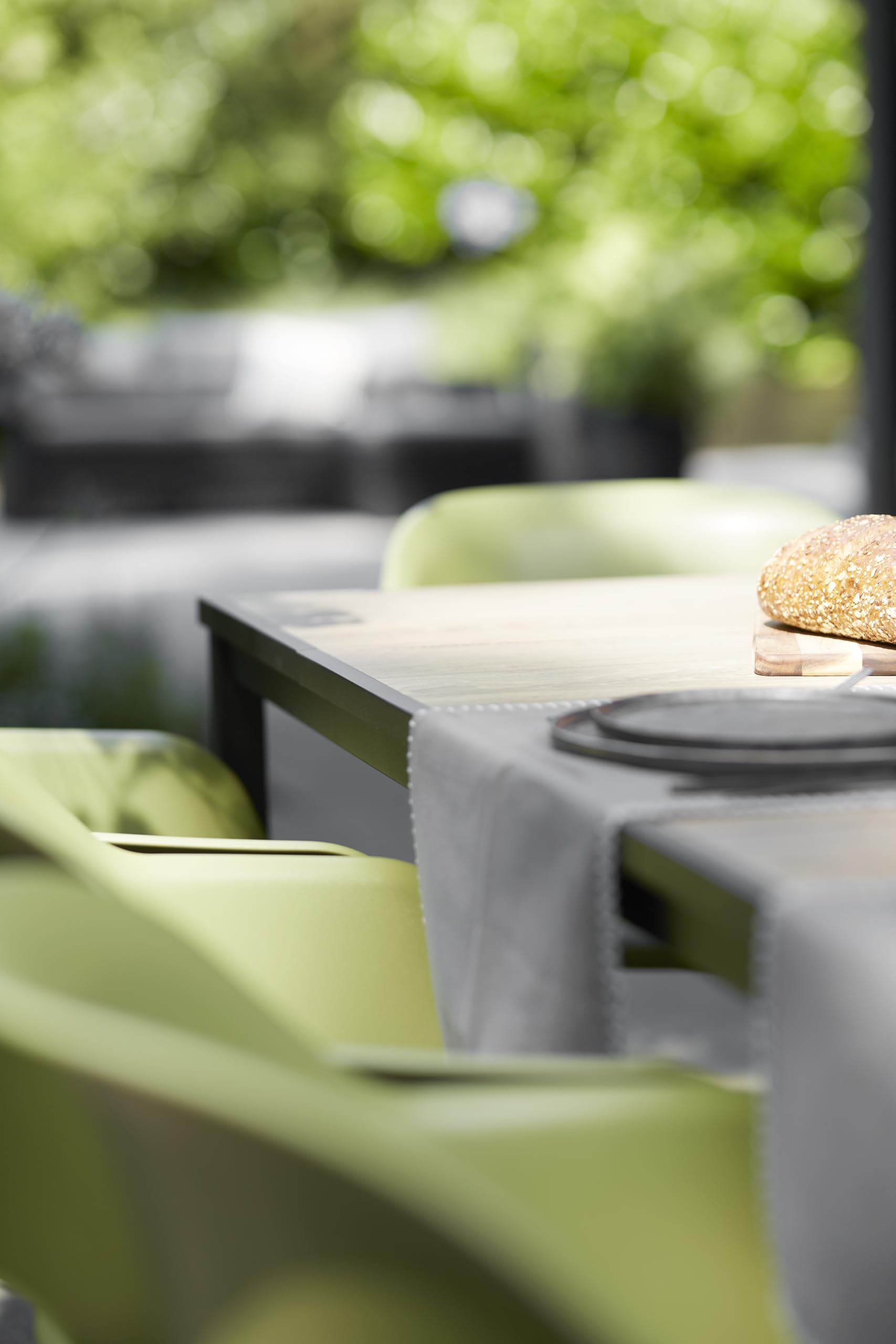 Keter Porto Tavolo da Pranzo Esterno per Giardino e Terrazza, 200x95x75H cm, Adatto per 8 Persone, Piano in Finitura Effetto Legno, Struttura in Metallo Grafite