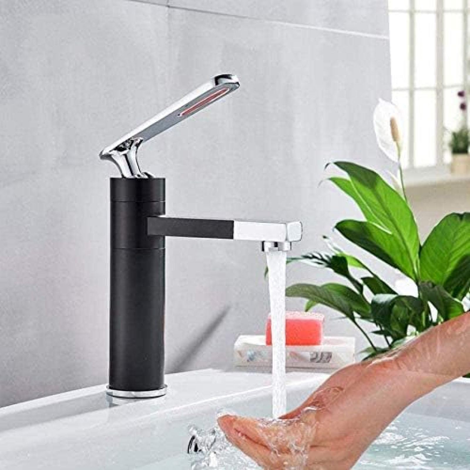 Robinet de lavabo anti-éclaboussures noir et blanc pour rénover une salle de bains
