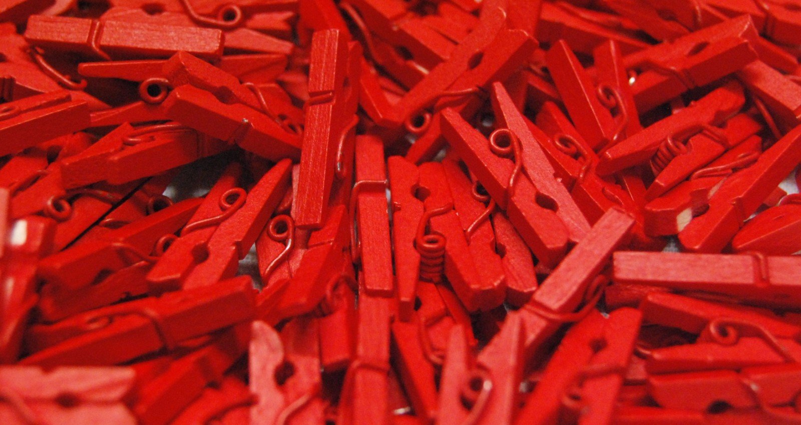 celloexpress Red 25mm Mini Wooden Craft Pegs - Scrapbooking, Display Photos & Keepsakes (Pack of 50)