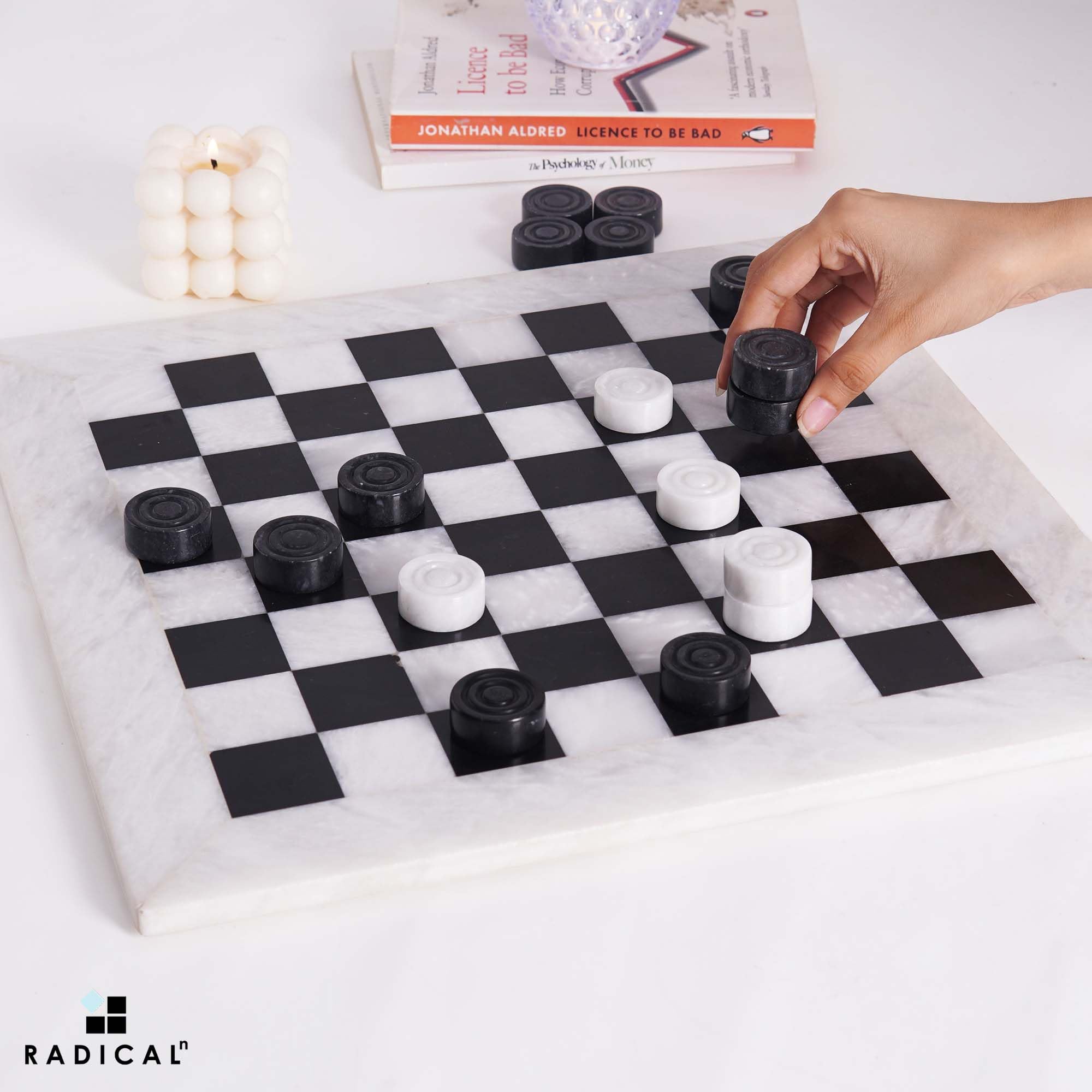 Radicaln Ensemble de Damier en marbre Blanc et Noir de 38 cm Fait à la Main pour Jeu de Plein air, Jeu d’échecs et de Dames idéal pour Adultes