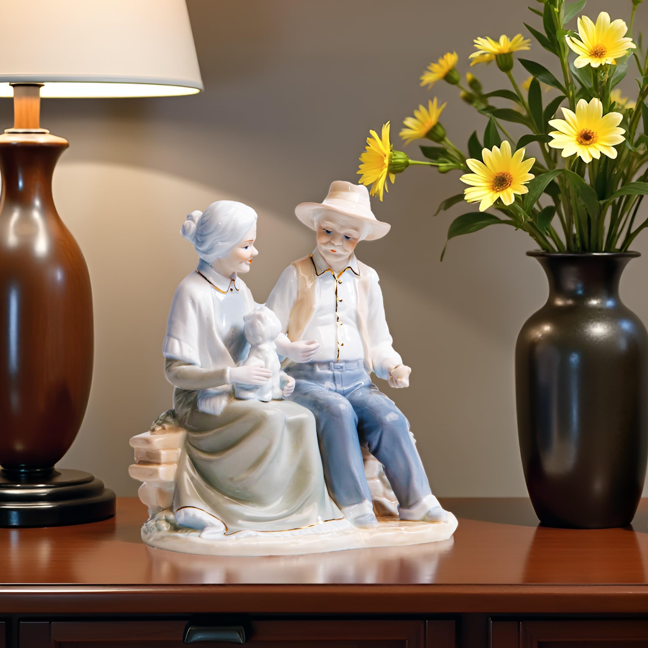 Figuras de porcelana hablando y escuchando en taburete, estatua esculpida, artesanías, artículos de arte, escultura, decoración del hogar (adorno, decoración, regalo)