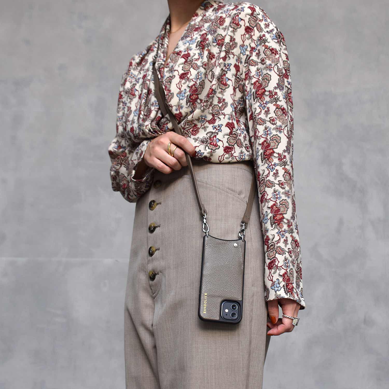 BANDOLIERバンドリヤー エマ ライトトープ iPhone13ProMax Amazon.co.jp: BANDOLIER バンドリヤー iPhone 13 Pro Max