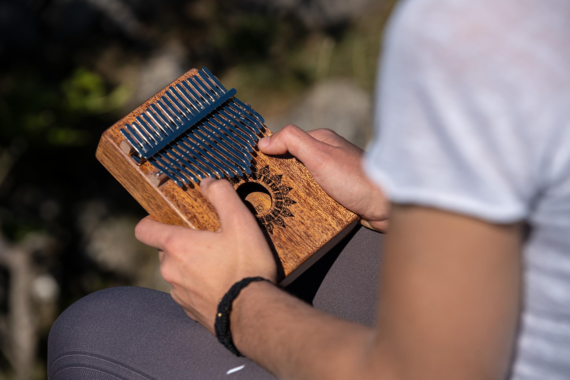 Kalimba Sonic Energy z Otworem Rezonansowym – 17 Dźwięków w Tonacji C-dur – do Medytacji, Sekcji Perkusyjnej i Jogi – Mahoń – z Akcesoriami (KL1708H)
