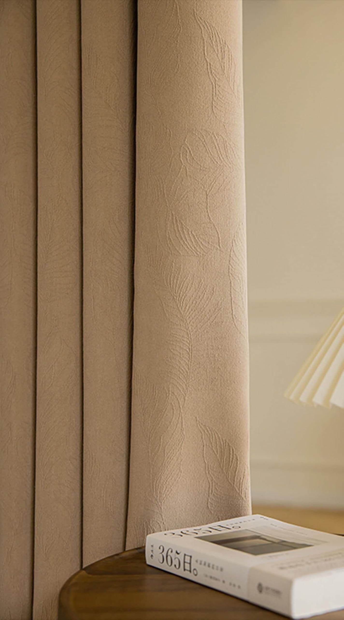 Rideaux salon occultants pour créer une ambiance cosy et tamisée dans votre chambre moderne marron