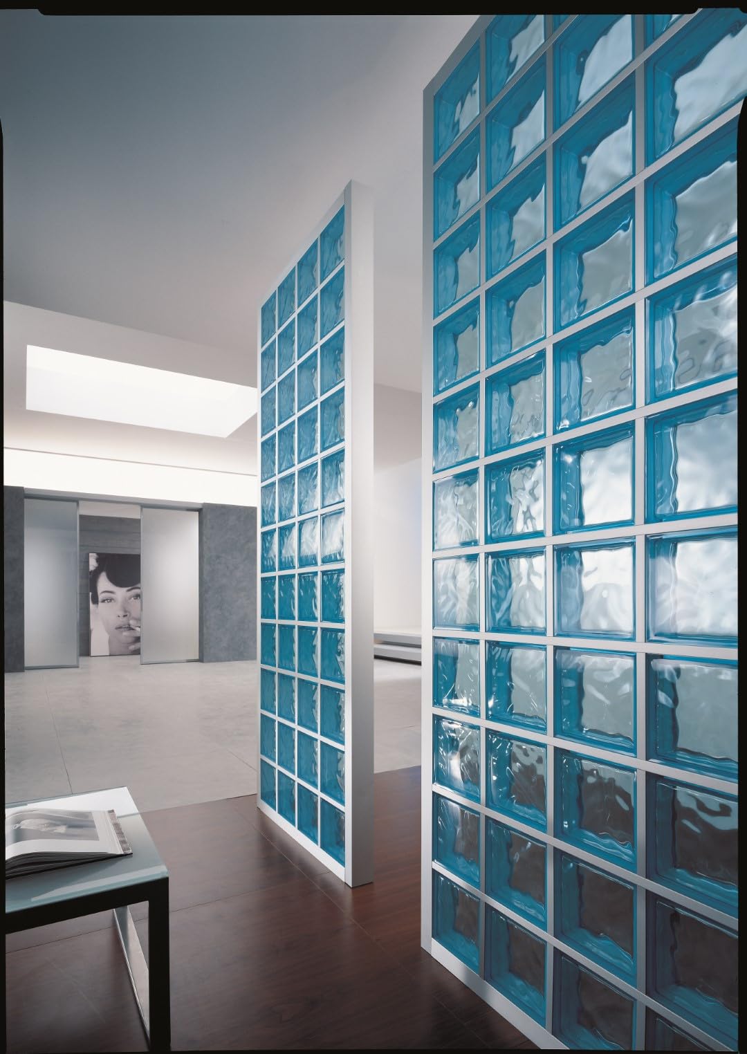 Bloque de vidrio Pavés Smart Ondulado Coloreado en la masa Light Blue | Dimensión 190x190x80 mm | Euro/pza. 5,80 |Unidad de venta: una caja de 6 pzas.
