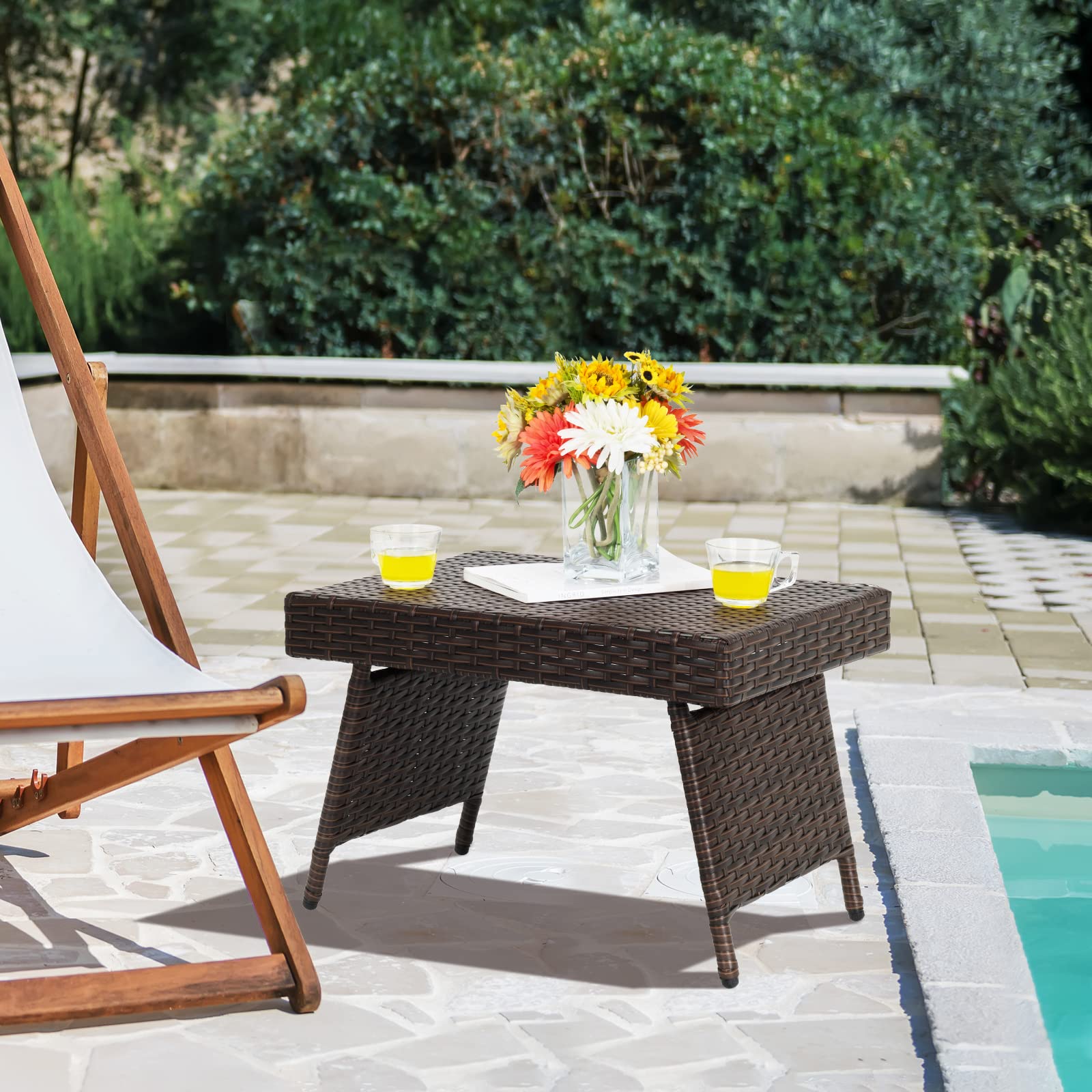 GOPLUS Mesa Baja Jardín Plegable de Ratán, Mesa Auxiliar con Estructura de Acero Resistente y Patas Ajustables, Mesa de Café sin Montaje Ahorra Espacio para Exterior Terraza Piscina, 60 x 40 x 40 cm