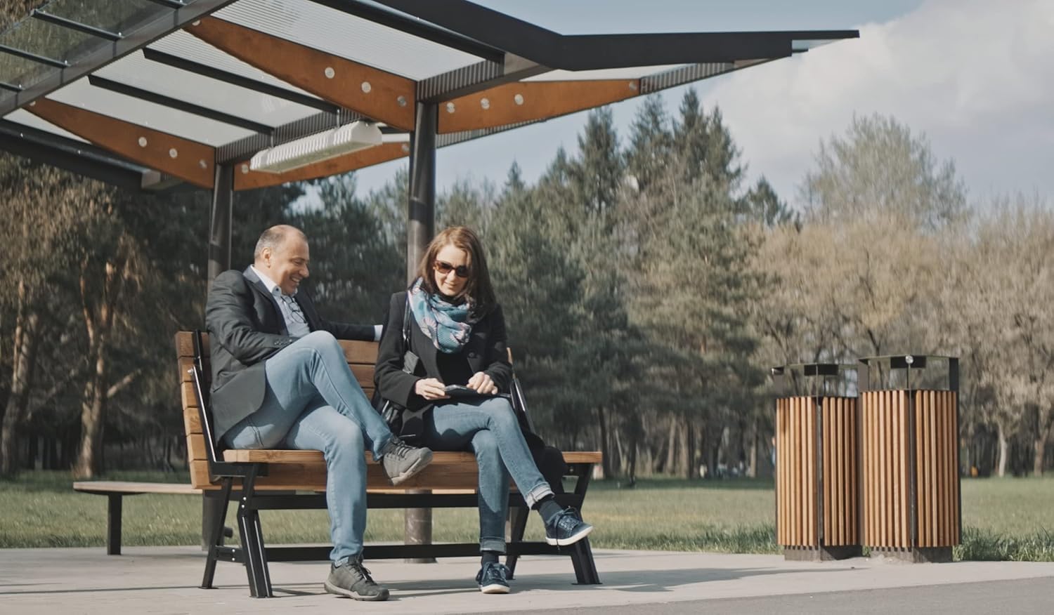 Składany stół i ławka Lea 3 w 1 / Składany zestaw stołów kempingowych Zestaw stołów do jadalni na zewnątrz Meble ogrodowe z litego drewna/Krzesła kempingowe BBQ Stołki Piknik (rozłożony: 145,5