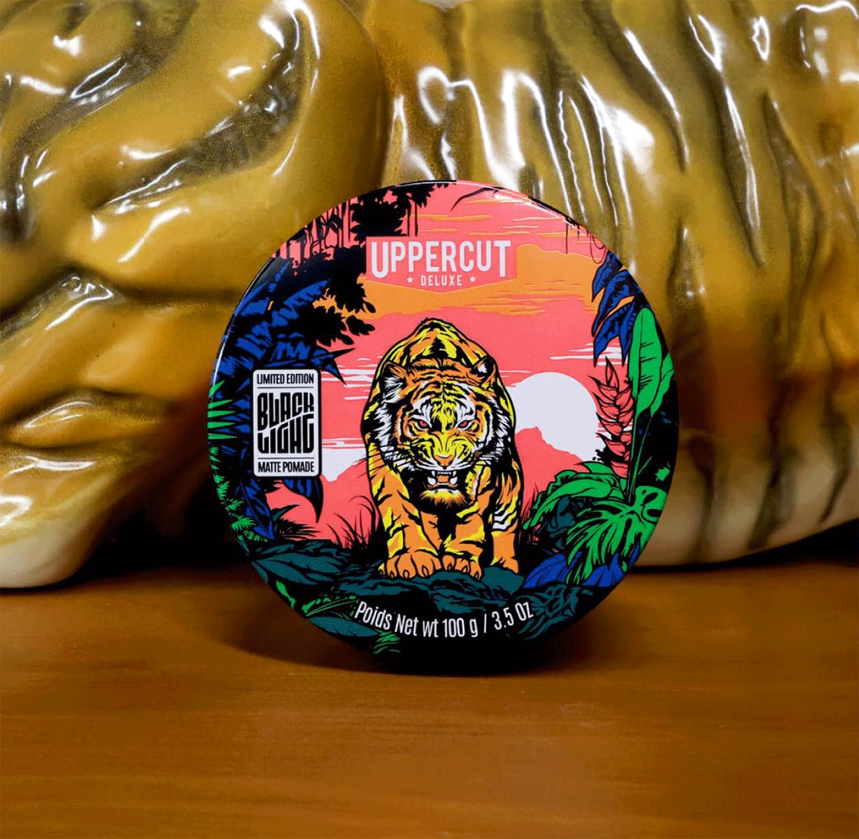 Uppercut Deluxe Pommade mate - Pommade capillaire exclusive Blacklight 100 g, parfum Highland avec finition mate et dégradé orange. Boîte cadeau, coiffure longue durée pour homme.