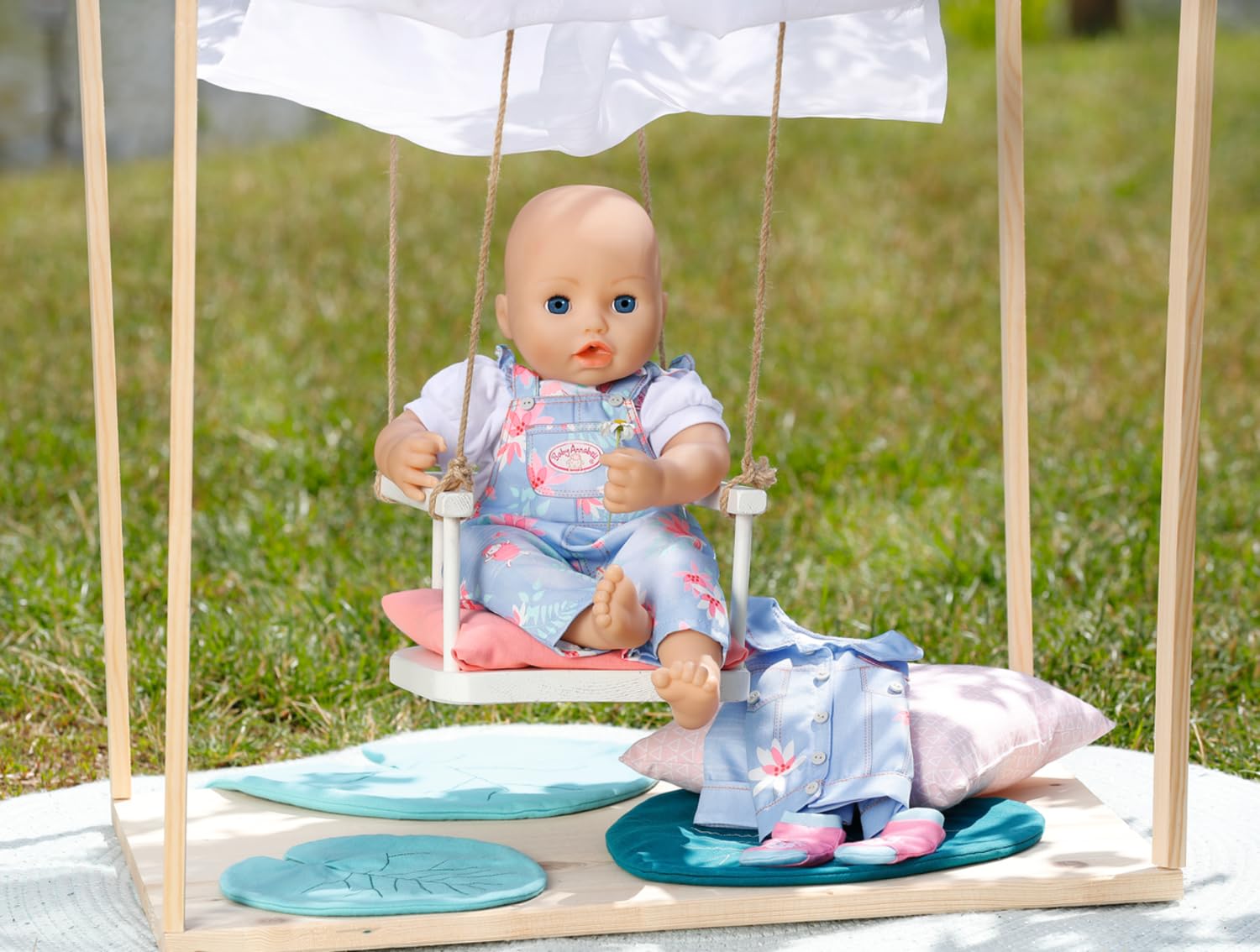 Baby Annabell Active Deluxe Jeans zestaw 43 cm - kwiatowy wzór - łatwy dla małych dłoni, kreatywna zabawa promuje empatię i umiejętności społeczne, dla małych dzieci w wieku od 3 lat - zawiera