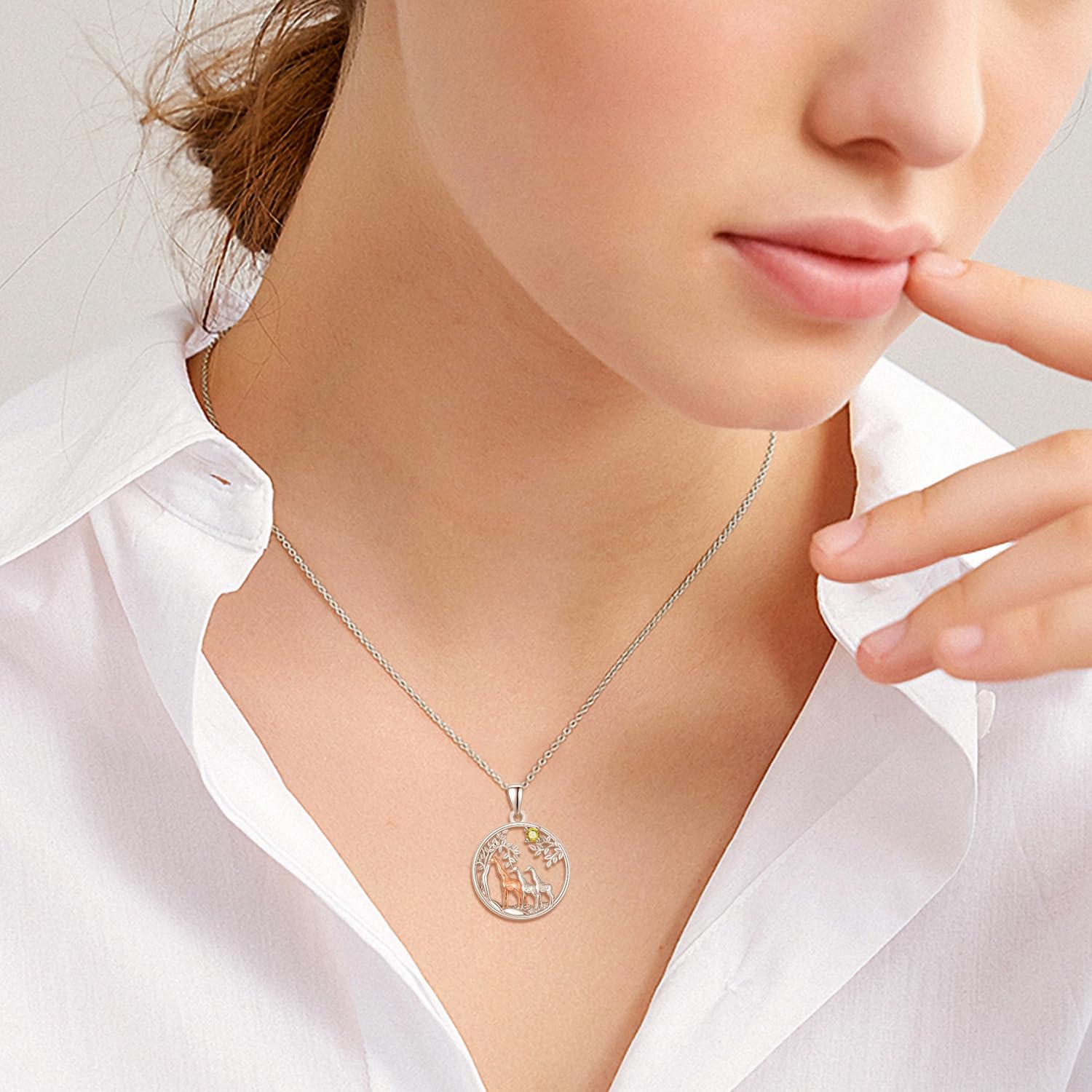 KINGWHYTE Girafe Gifts Collier girafe en argent sterling 925 mignon animal trois girafe or rose arbre généalogique girafe cadeaux pour femmes (août), Zircone cubique