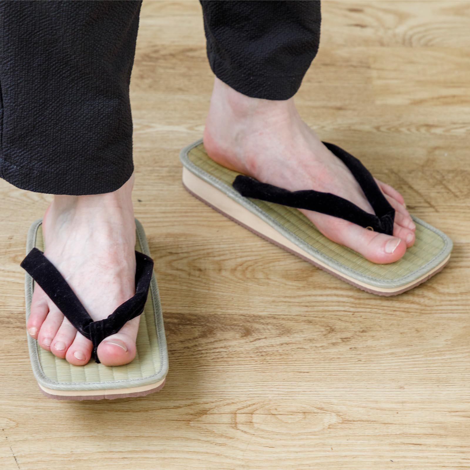 Asayu Japan Sandales Traditionnelles Japonaises en Igusa, Fabriquées au Japon, Tatami Zori, Absorbantes et Résistantes aux Odeurs - Lanière Noire, Taille Homme EU 40 à 43.