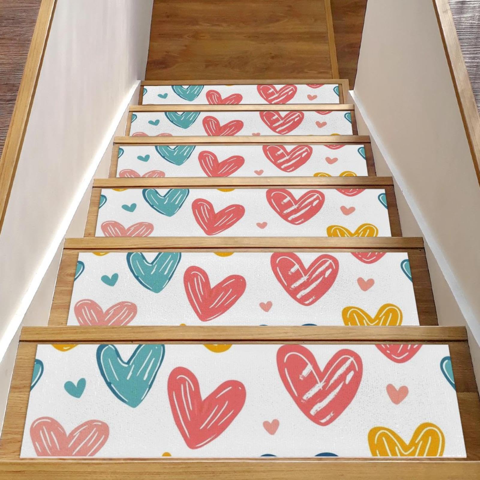 Marches d'escalier antidérapantes à motif cœurs pour un intérieur en bois chaleureux