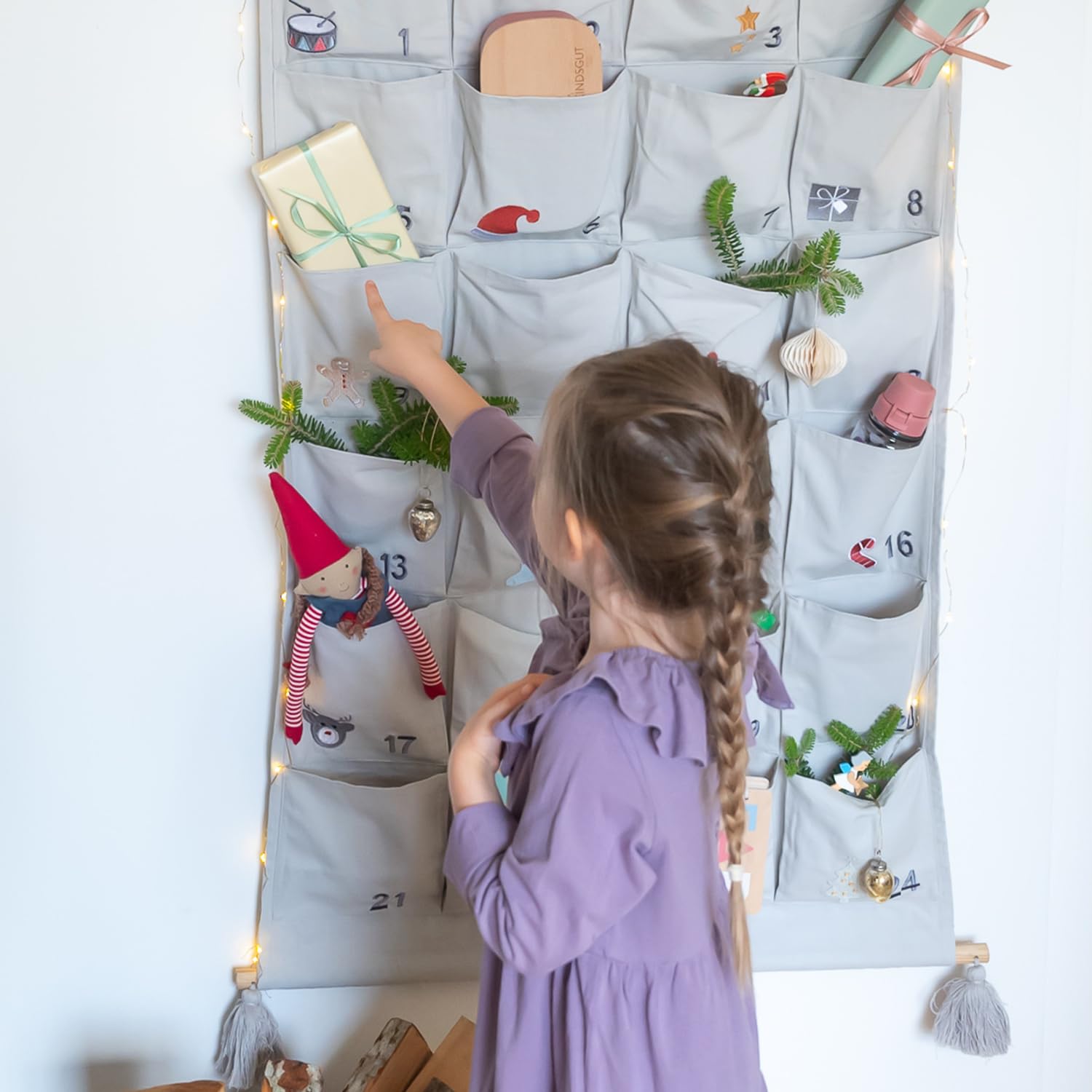 Kindsgut Adventskalender aus 100% Baumwolle zum Befüllen, für Kinder und Klein-Kinder, mit 24 Türchen zum Aufmachen und Öffnen, dezente Farben und schlichtes Design