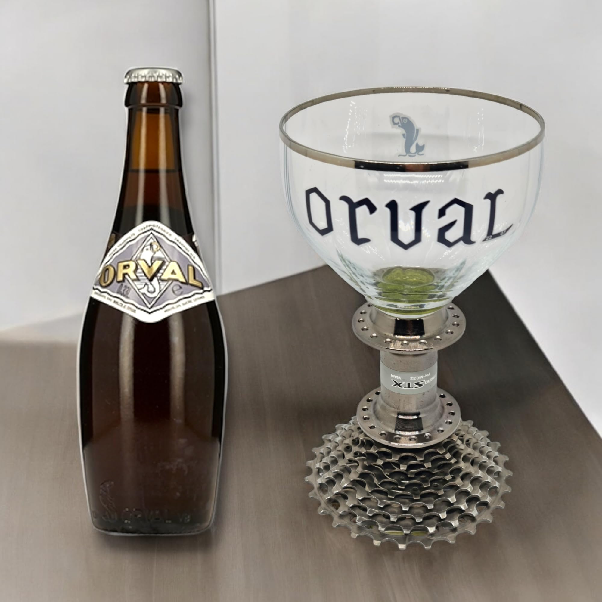 Générique Calice Orval - Art et Design Unique sur Piédestal en Engrenage de Chaîne de Vélo - Verre de Bière Trappiste.