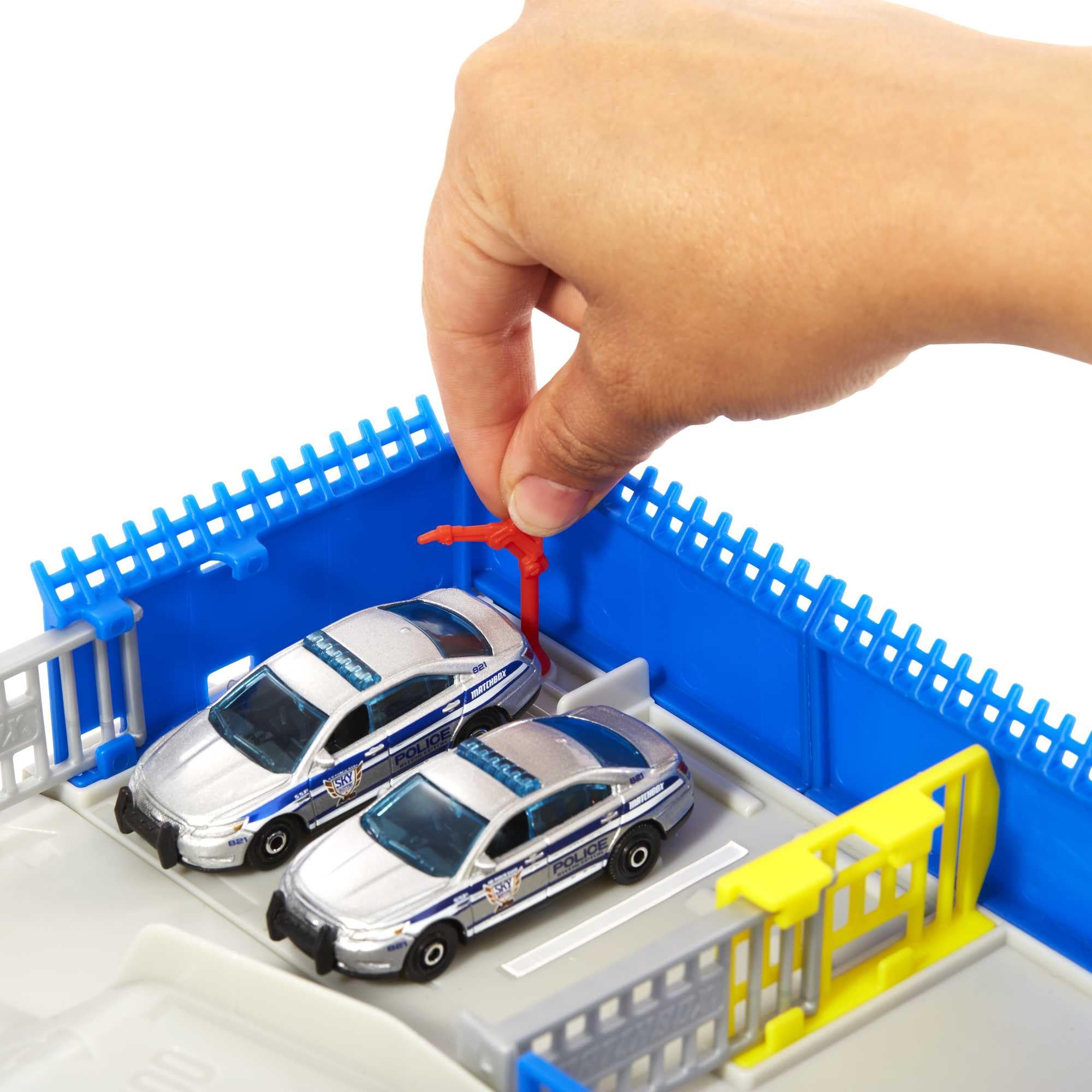 Matchbox Action Drivers Coffret Poste De Police avec Sons Et Lumières, 1 Hélicoptère Et 1 Voiture De Police Ford, Jouet Enfant, Dès 3 Ans, HHW22