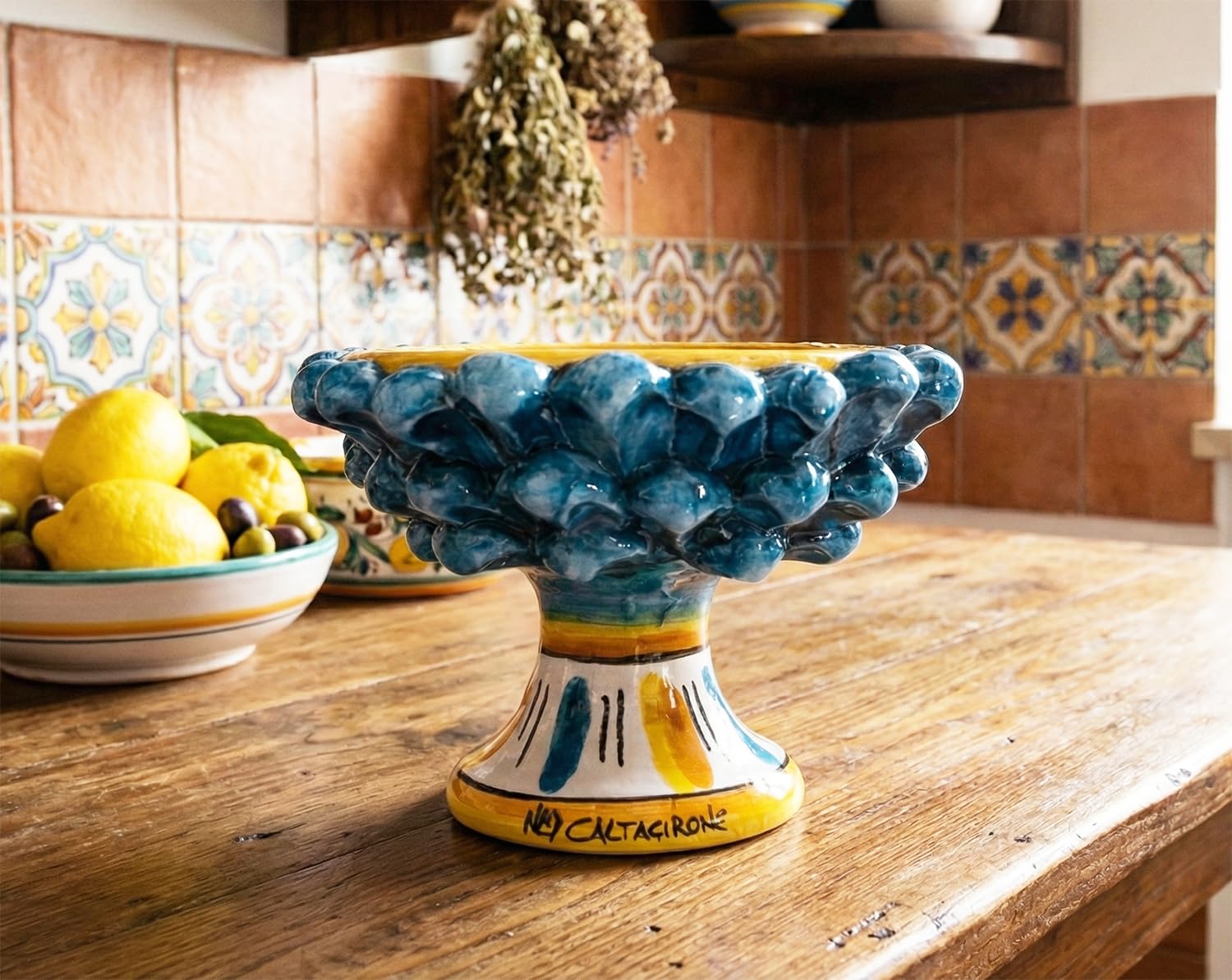 Demi-pomme de pin en céramique de Caltagirone déco salon bleu