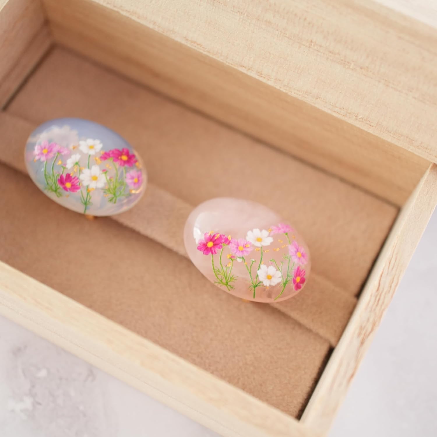 帯留め 天然石ローズクォーツとコスモス、金箔の帯留め 和装小物 着物 帯飾り 秋桜