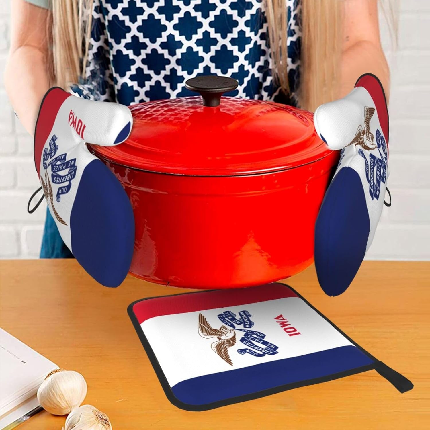 Iowa State Flag Print Heat Resistant Microwave Gloves, Used for Baking, Cooking, and Fashion Kitchen Essentials