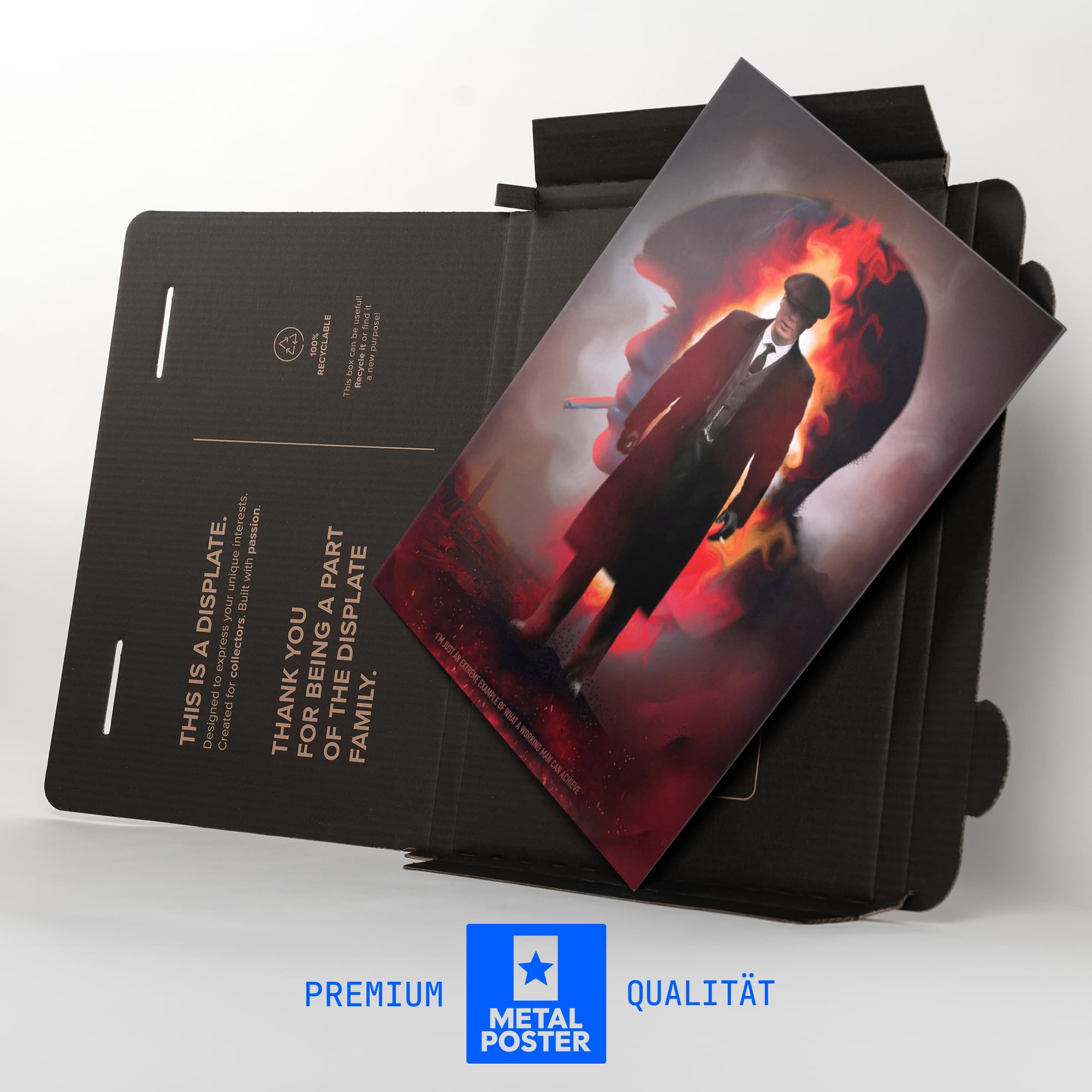 Displate Metall poster Peaky Blinders Thomas Shelby Working Man Größe L | Moderne Bilder Wohnzimmer, Wandbilder für Schlafzimmer. Wanddeko & Geschenk. Wandkunst mit Magnet-Befestigung, ohne Bohren.