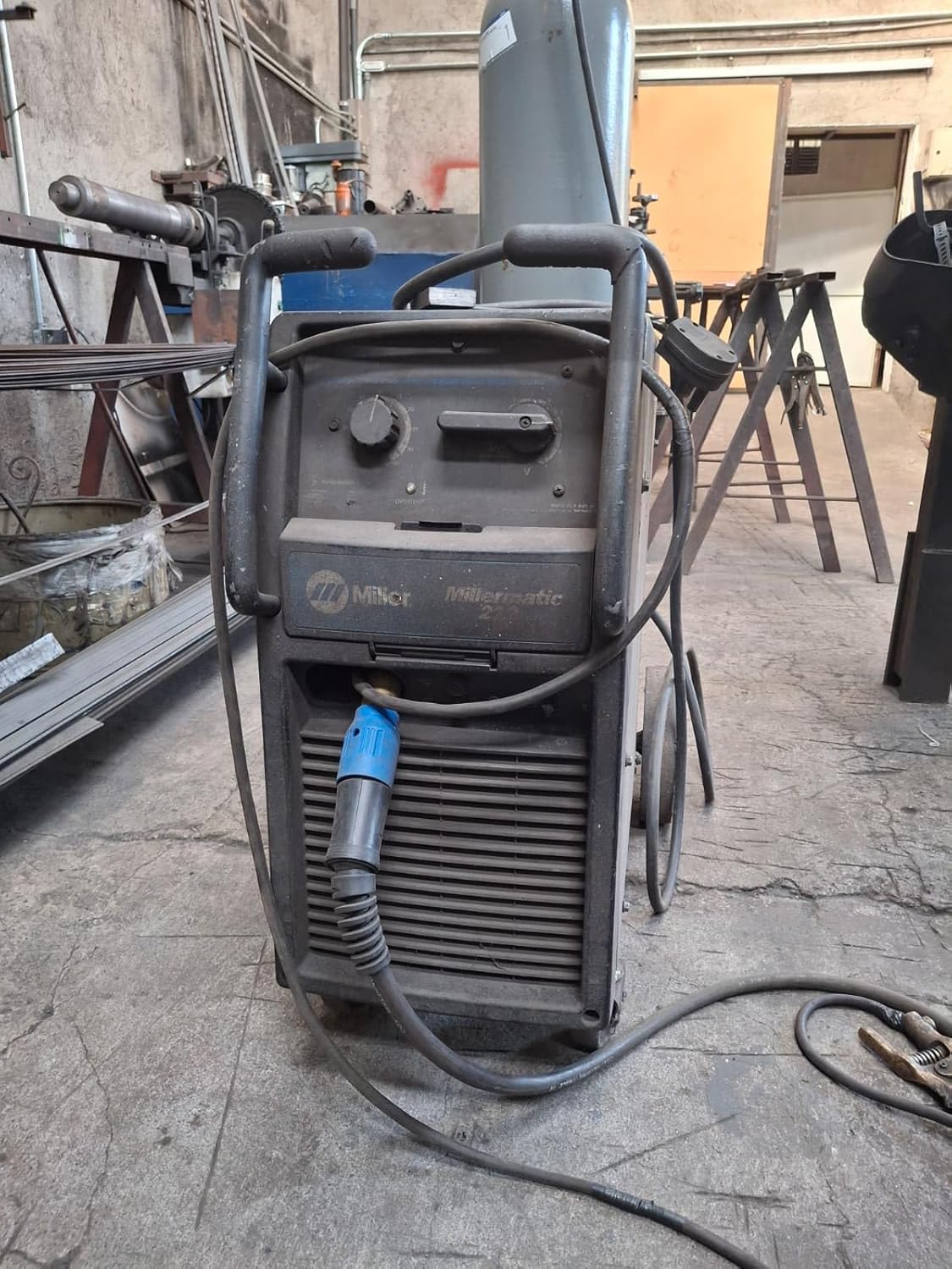 WELDING MIG 25 AK 15FT GRADE INDUSTRIAL MODEL 250 AMP AND TYPE EURO. welding mig/mag torch, suitable for welding iron, steel and aluminum.