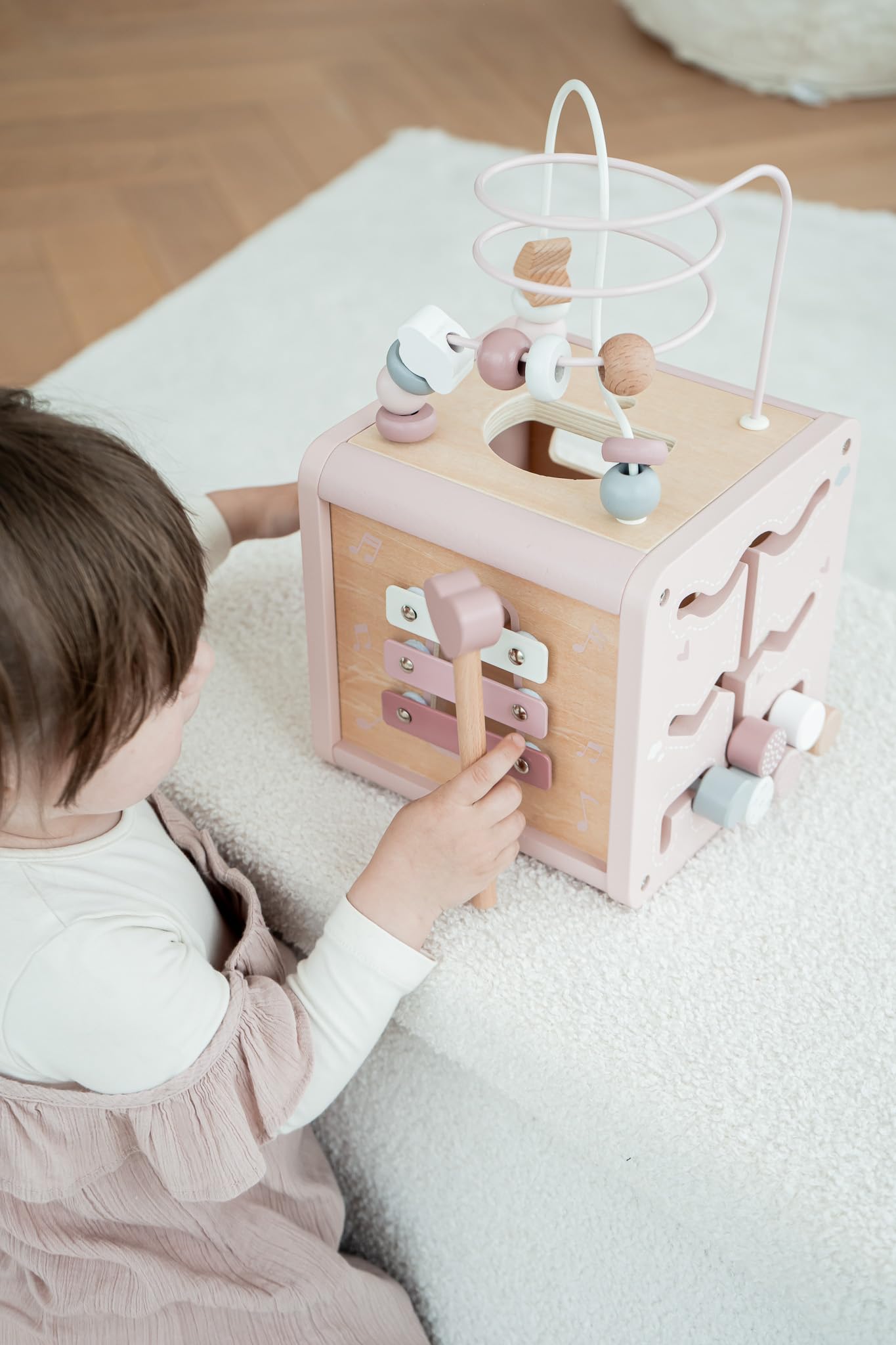 Motorikwürfel aus Holz personalisiert – Rosa – Spielzeug ab 12 Monate – Geschenk für Babys & Kleinkinder
