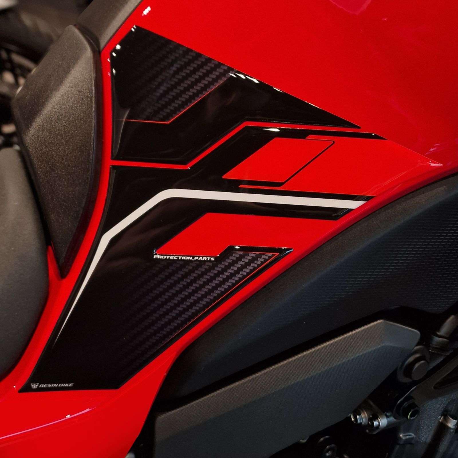 Resin Bike Autocollant Moto Compatibles avec Yamaha Tracer 7 2025-2026 Redline. Protections Grip Latérales de Réservoir Contre Les Chocs et Les Éraflures. Autocollant 3D Résinés Made in Italy