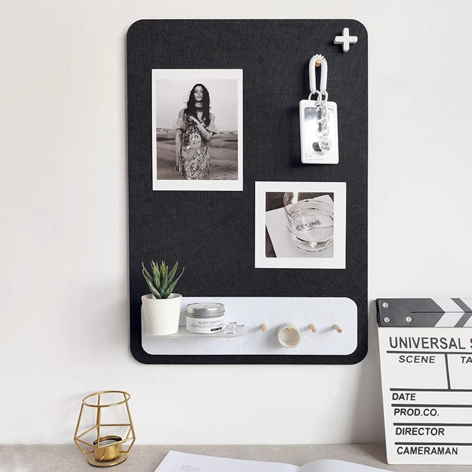 Dekoracyjna filcowa tablica ogłoszeń 39 cm x 60 cm z haczykami i półką akrylową, idealna do domu, biura, szkoły, ekspozycji ściennej (czarna) stylowy nizer do zdjęć i notatek