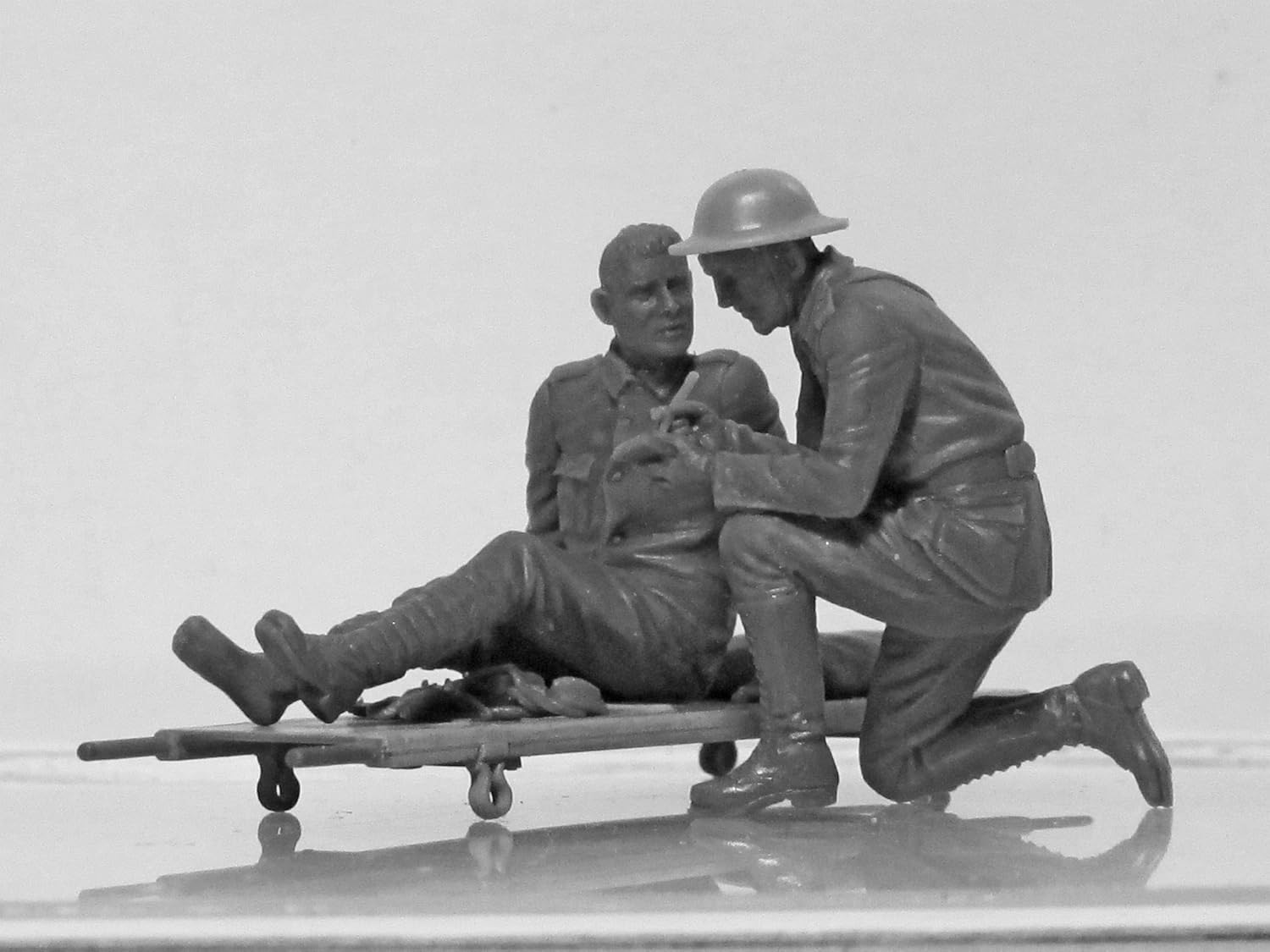 ICM 35694 Plastic Military Figure Models WWI US Medical Personnel (4 Figures) - Scale 1:35