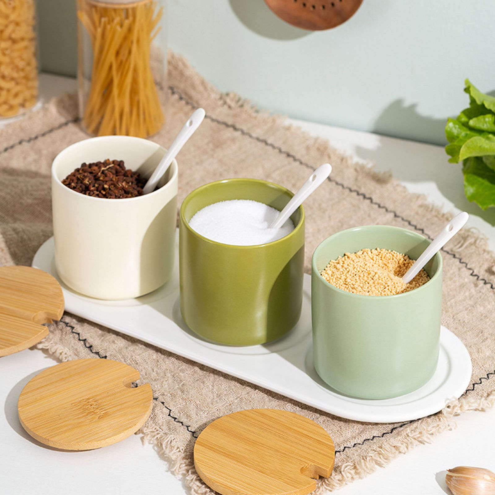 Vorratsdosen aus Glas, nordisches Gewürzglas, Gewürzbehälter mit Löffel und Holzdeckel, einfaches Gewürzdosen-Set für Basis, Porzellan-Gewürz-Organizer, Küche und Esszimmer, Gewürztöpfe, Weiß, 2-eckig
