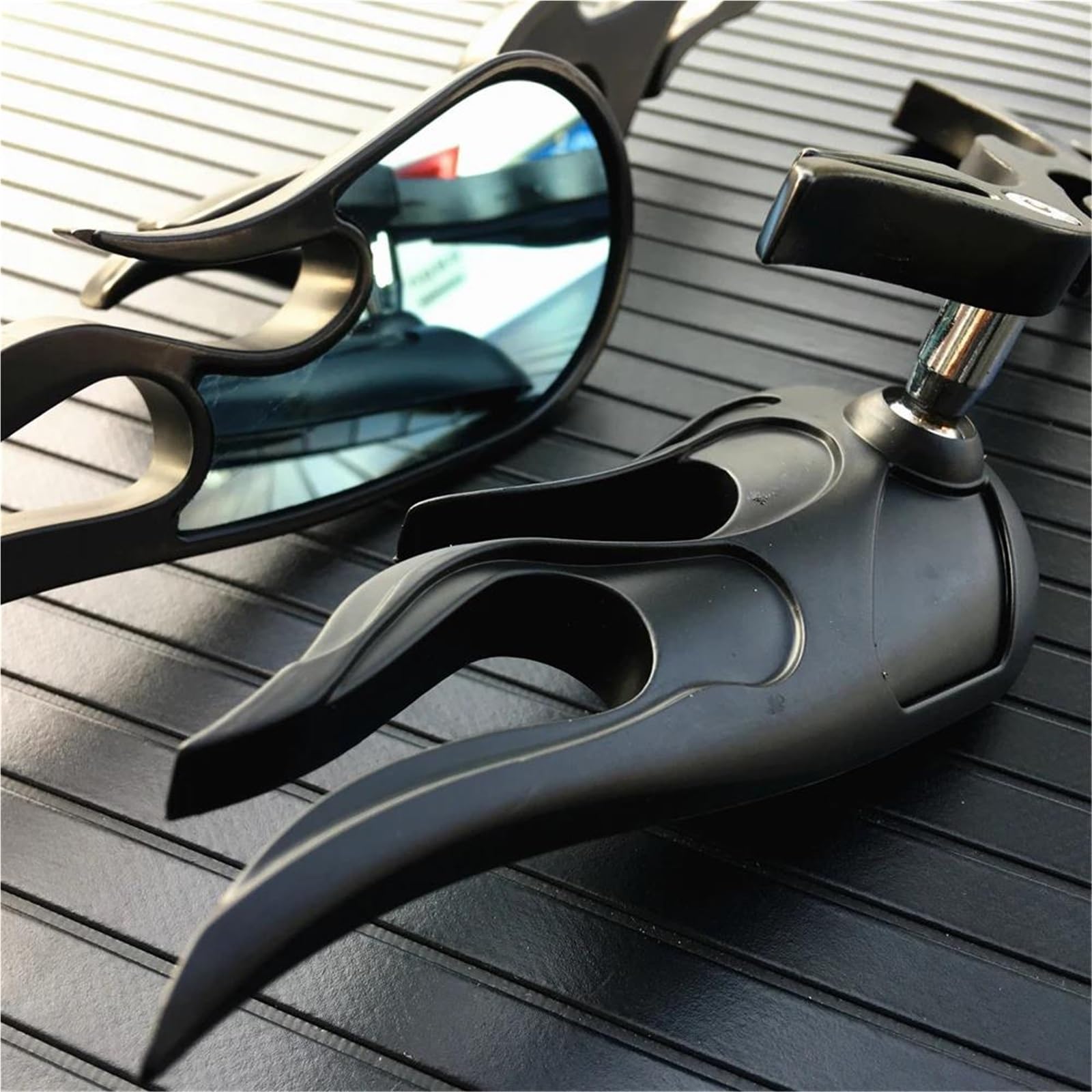 Espejo retrovisor cromado de moto custom para rutas de fin de semana en Rebel 250