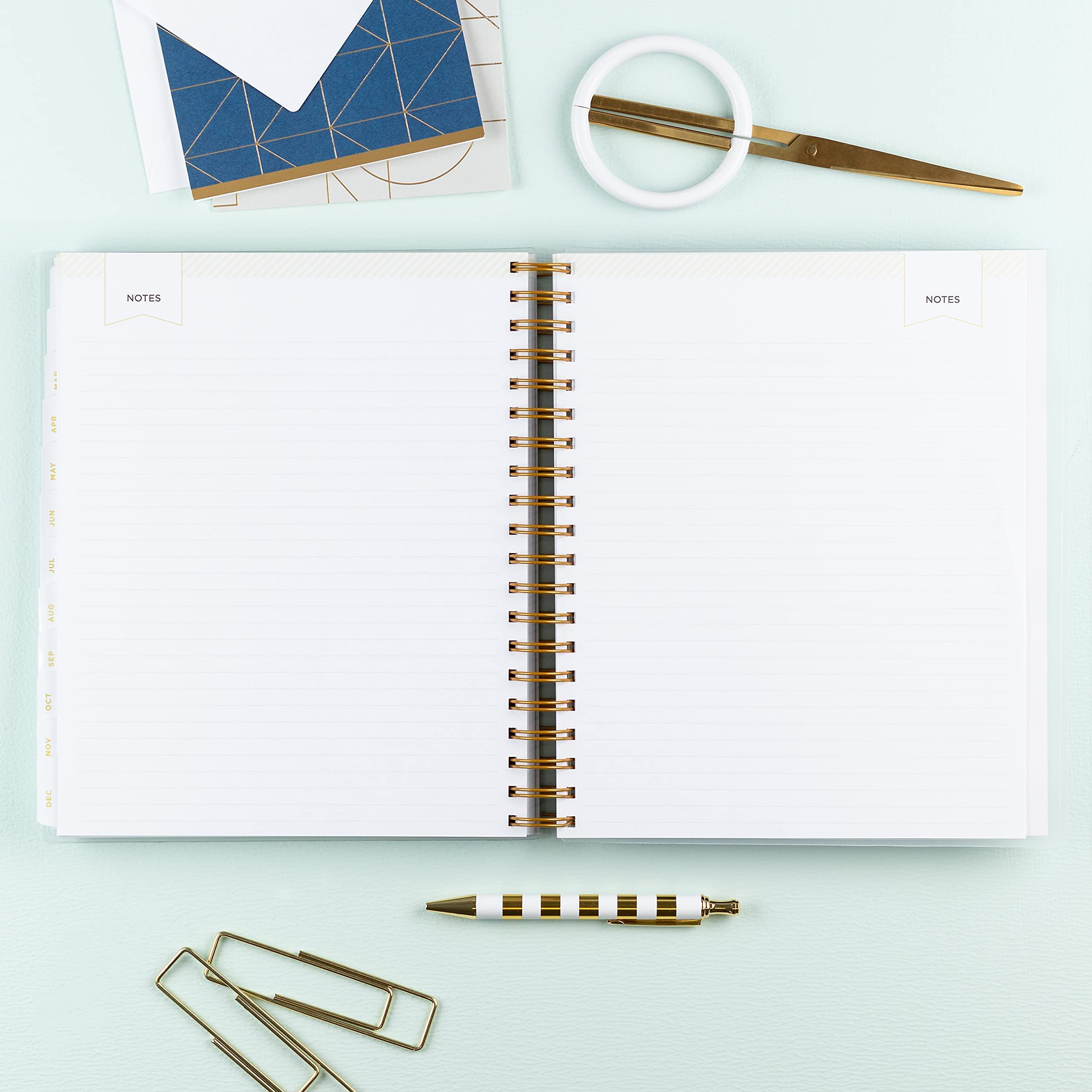 Blue Sky Day Designer per agenda giornaliera e mensile 2022, 20,3 x 25,4 m, copertina flessibile satinata, rilegatura a filo, a righe blu navy (103622-22)
